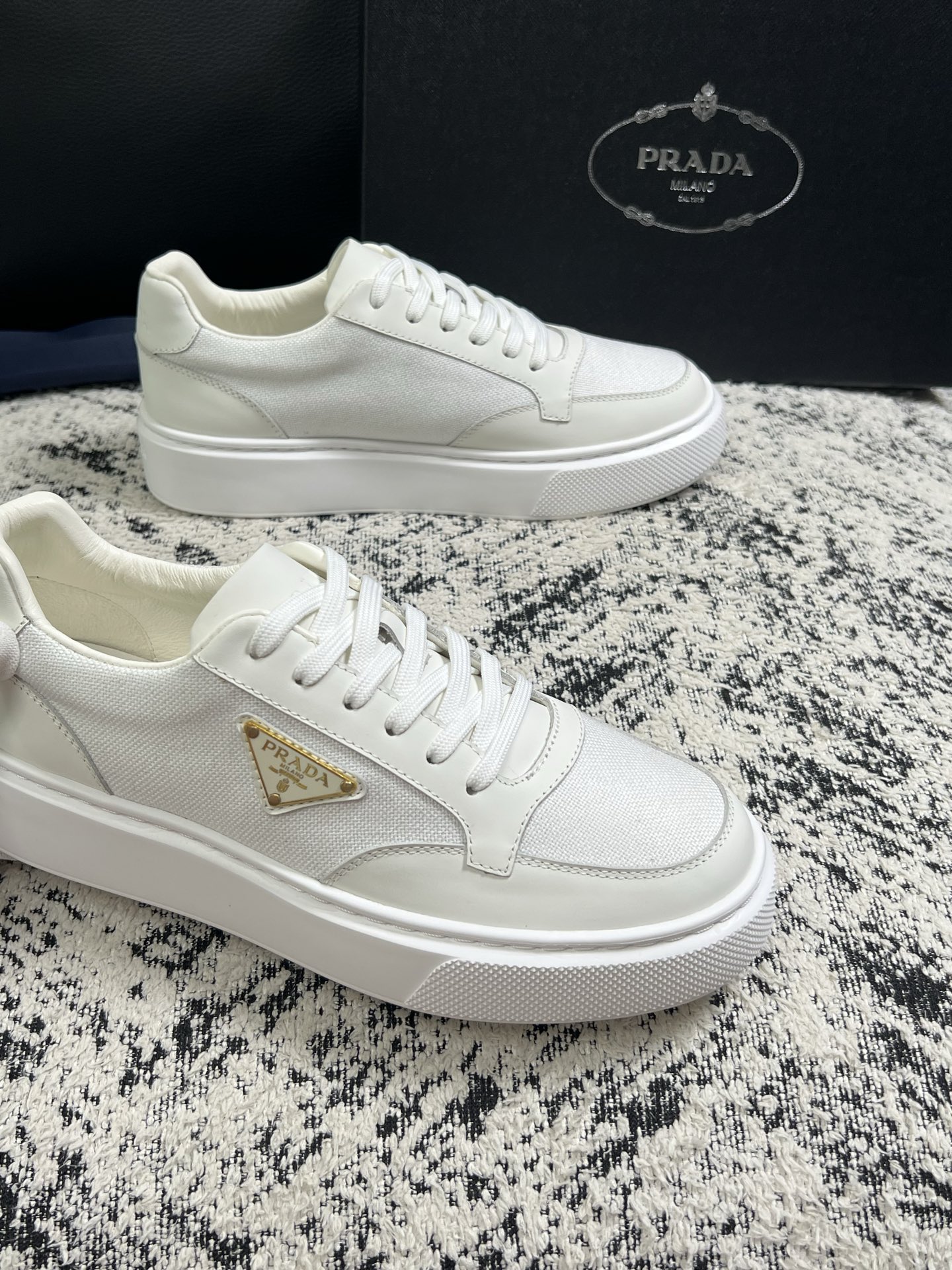 Prada  顶级工艺品，普拉达 专柜同步，原厂配置意大利进口牛皮拼布面料，进口牛皮内里垫，透气舒适，鞋底：原厂特供原版