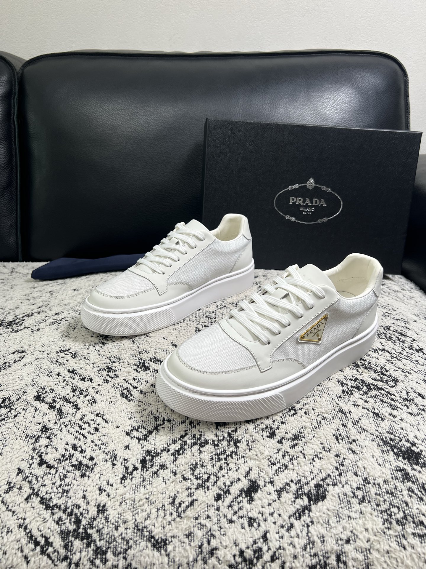 Prada  顶级工艺品，普拉达 专柜同步，原厂配置意大利进口牛皮拼布面料，进口牛皮内里垫，透气舒适，鞋底：原厂特供原版