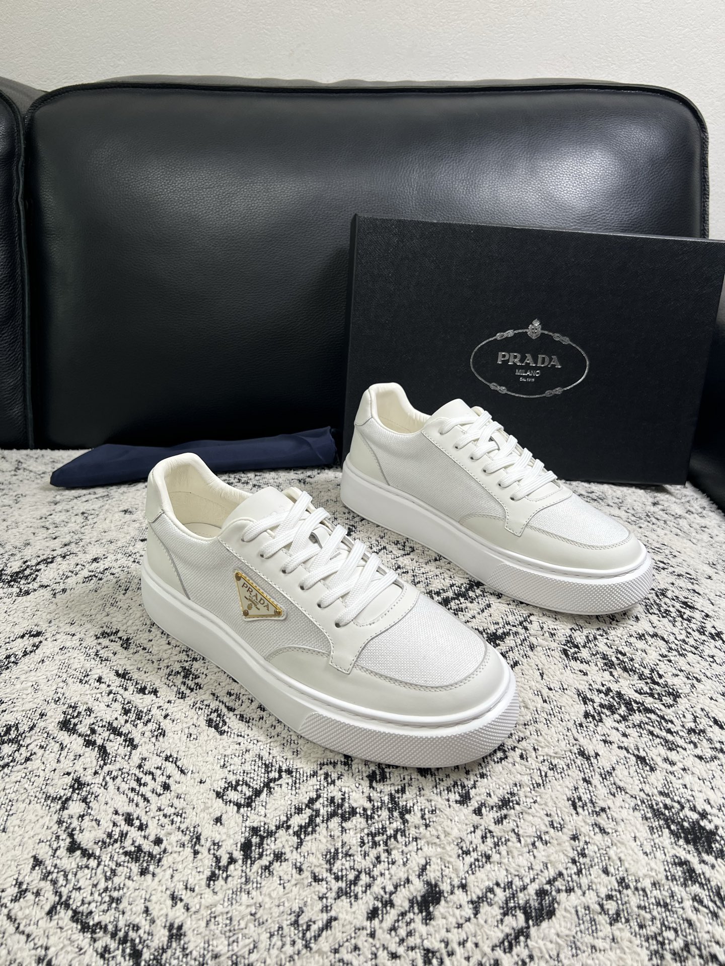 Prada  顶级工艺品，普拉达 专柜同步，原厂配置意大利进口牛皮拼布面料，进口牛皮内里垫，透气舒适，鞋底：原厂特供原版