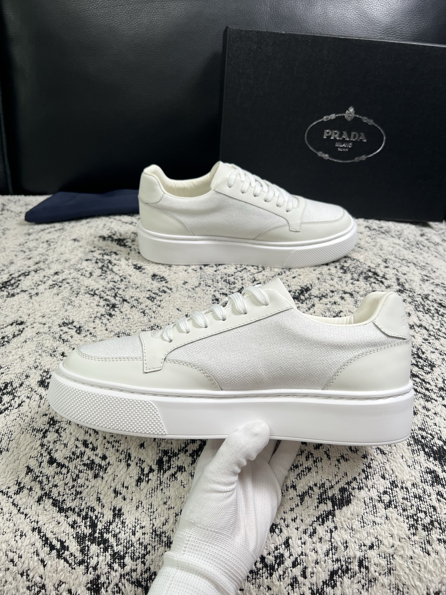 Prada  顶级工艺品，普拉达 专柜同步，原厂配置意大利进口牛皮拼布面料，进口牛皮内里垫，透气舒适，鞋底：原厂特供原版