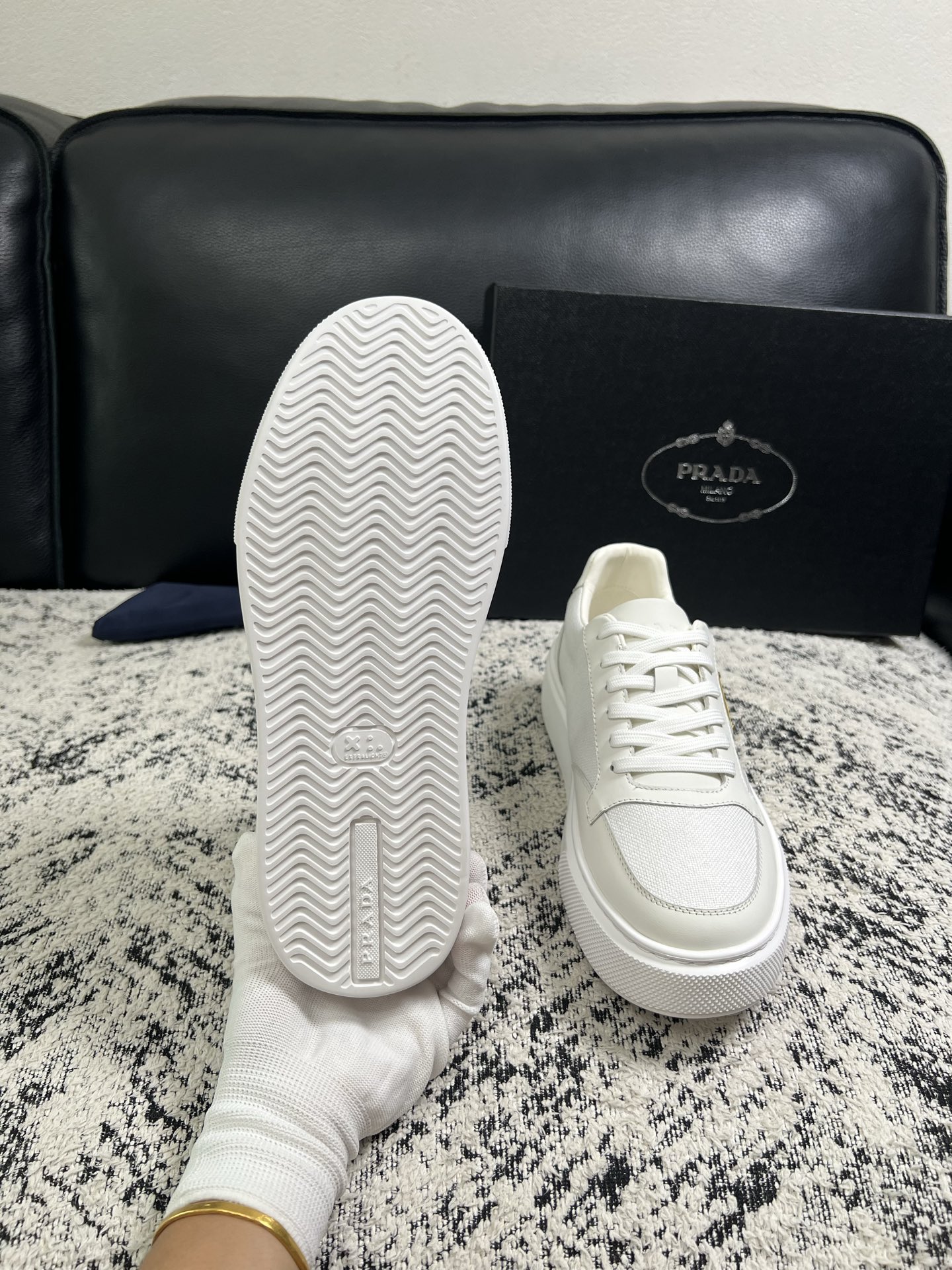 Prada  顶级工艺品，普拉达 专柜同步，原厂配置意大利进口牛皮拼布面料，进口牛皮内里垫，透气舒适，鞋底：原厂特供原版