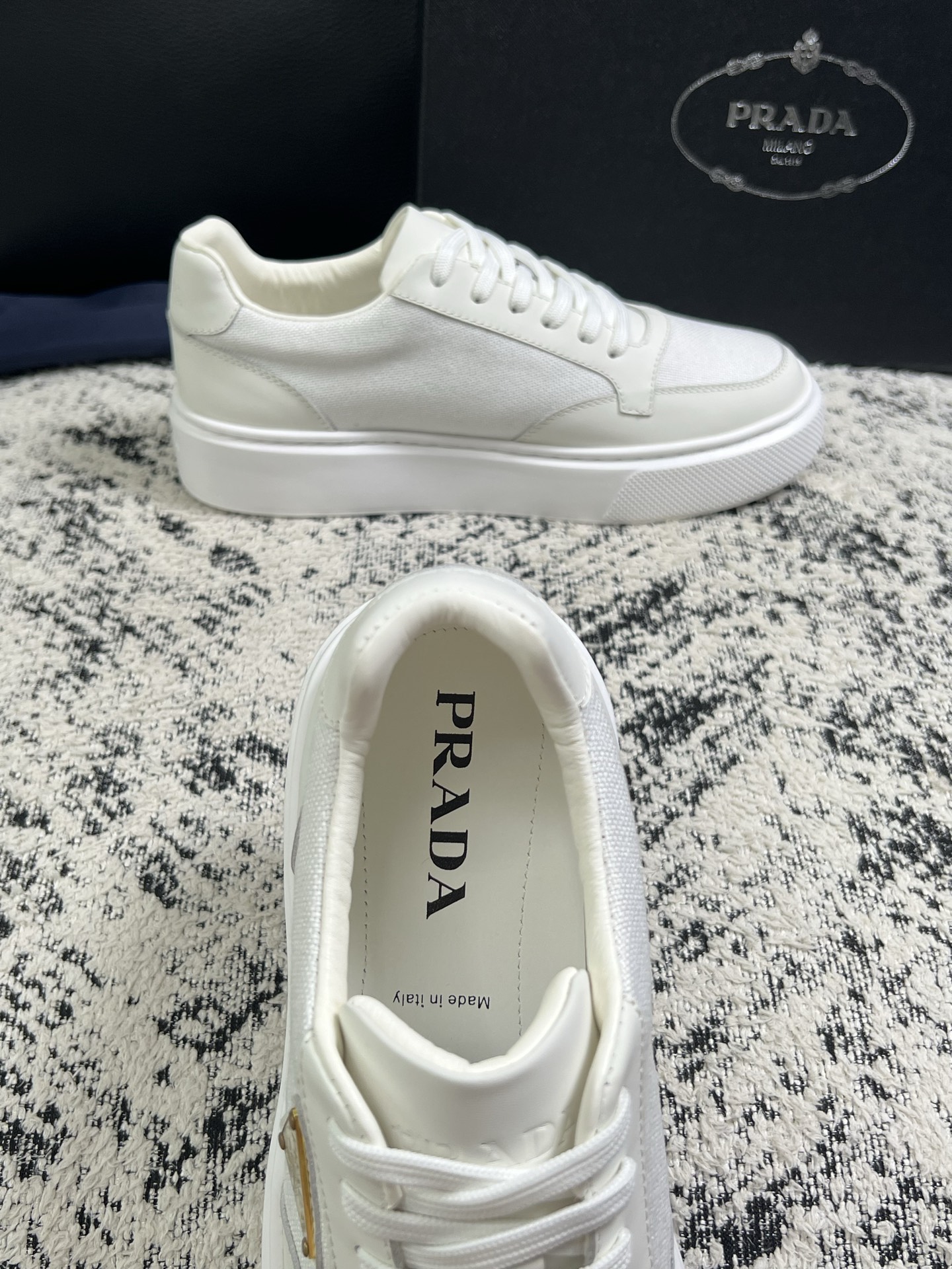 Prada  顶级工艺品，普拉达 专柜同步，原厂配置意大利进口牛皮拼布面料，进口牛皮内里垫，透气舒适，鞋底：原厂特供原版