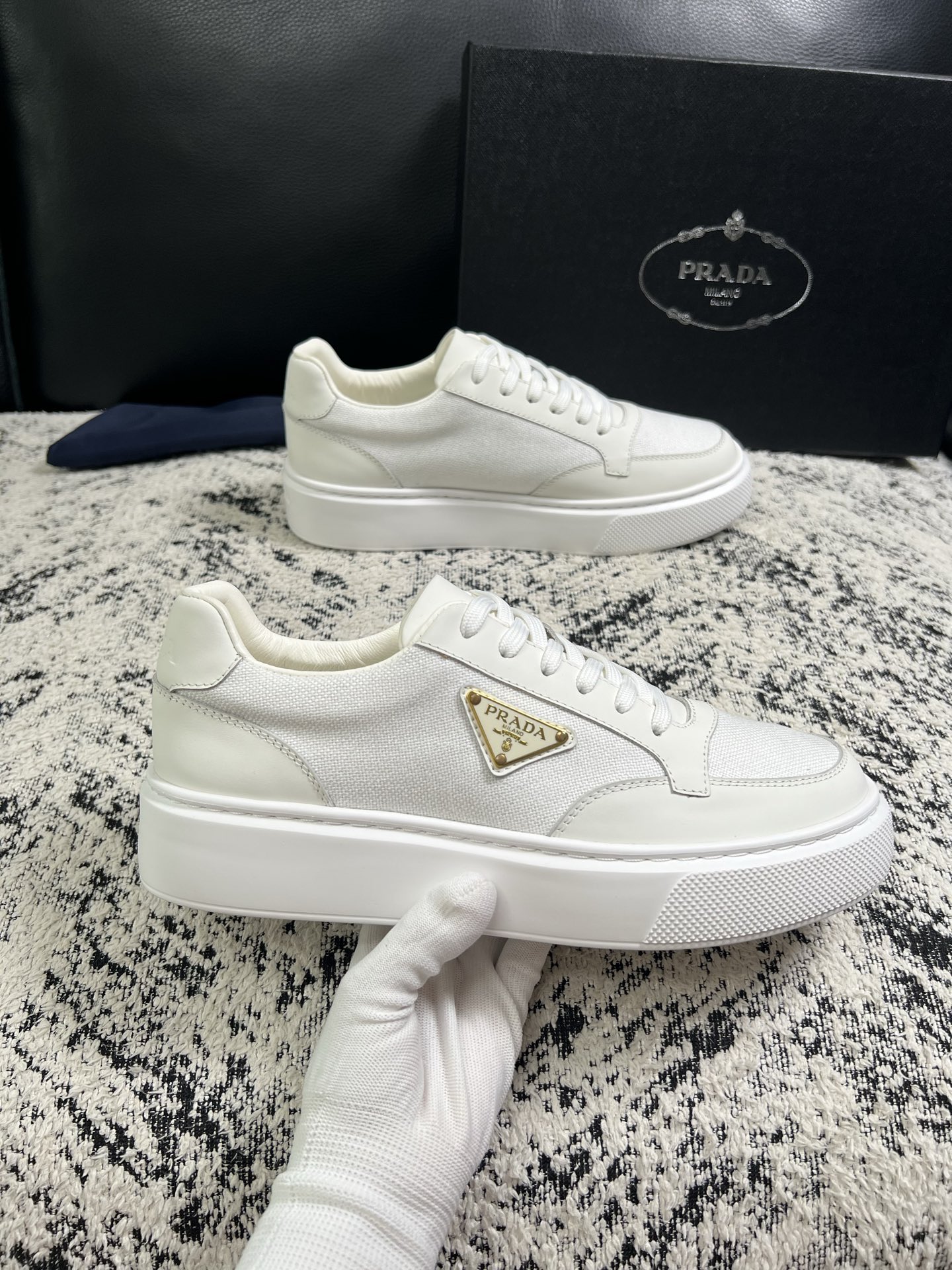 Prada  顶级工艺品，普拉达 专柜同步，原厂配置意大利进口牛皮拼布面料，进口牛皮内里垫，透气舒适，鞋底：原厂特供原版