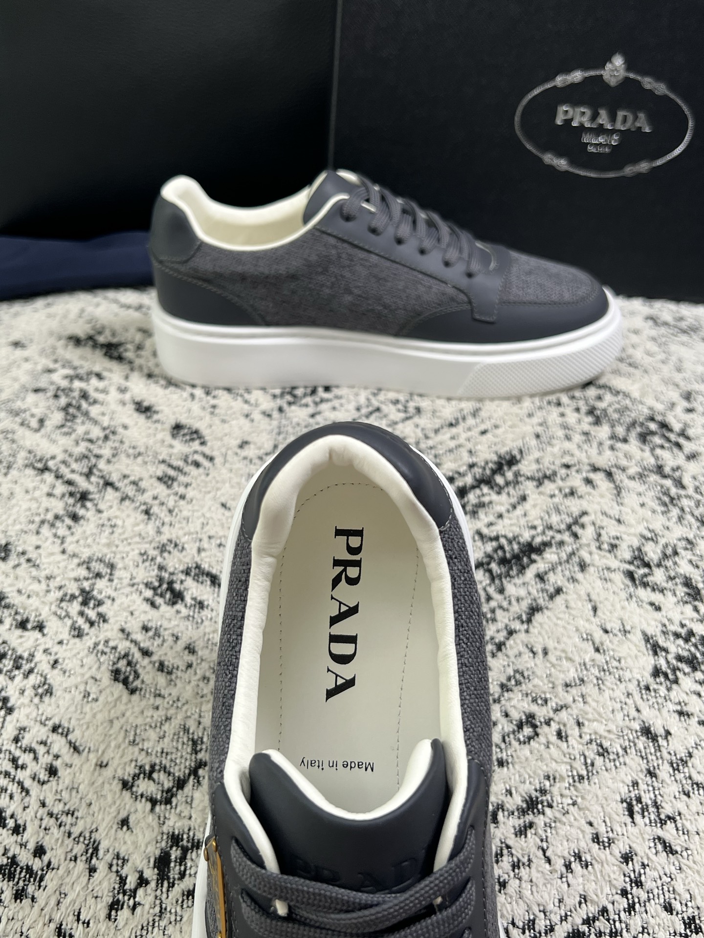 Prada  顶级工艺品，普拉达 专柜同步，原厂配置意大利进口牛皮拼布面料，进口牛皮内里垫，透气舒适，鞋底：原厂特供原版