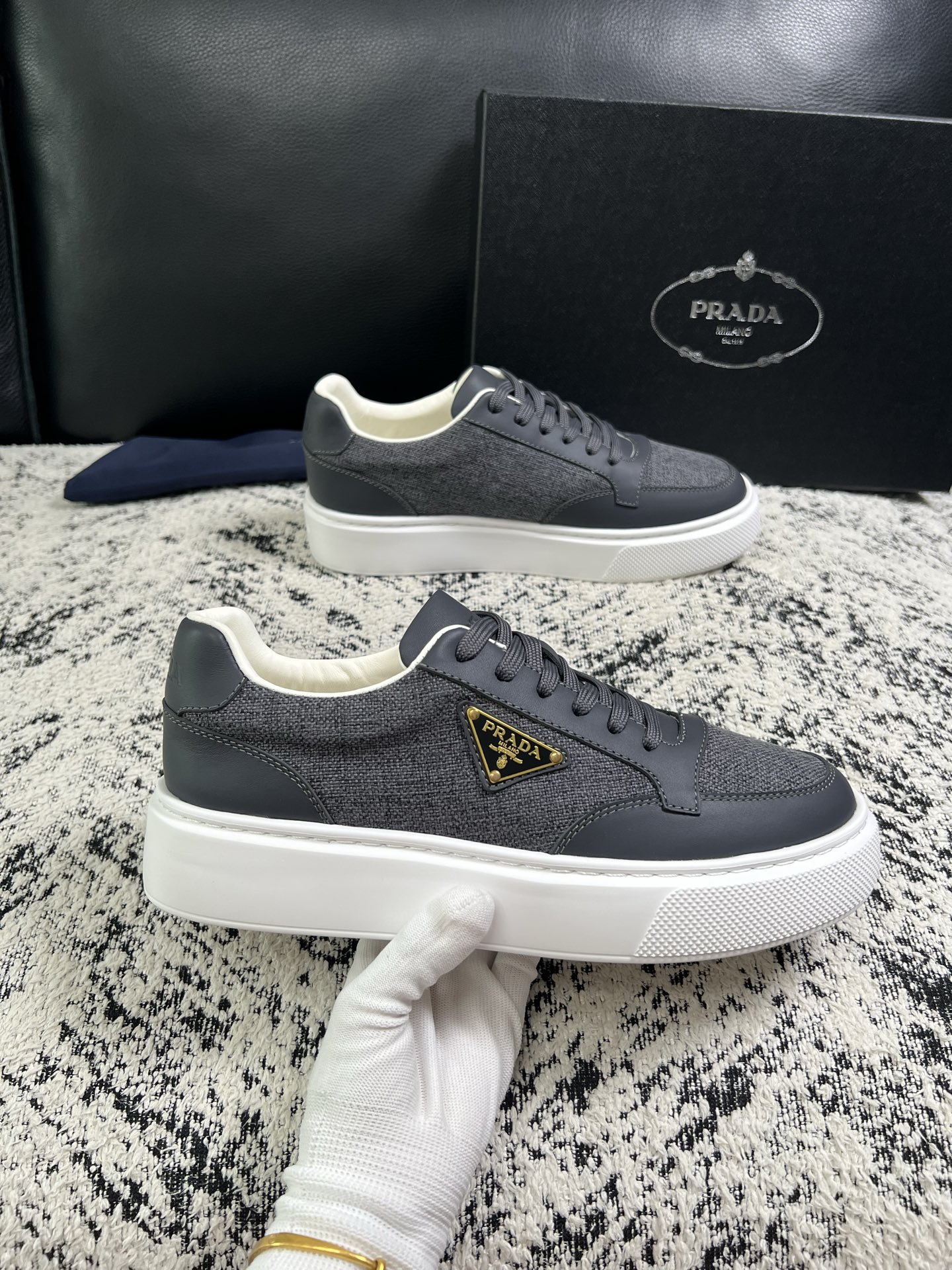 Prada  顶级工艺品，普拉达 专柜同步，原厂配置意大利进口牛皮拼布面料，进口牛皮内里垫，透气舒适，鞋底：原厂特供原版