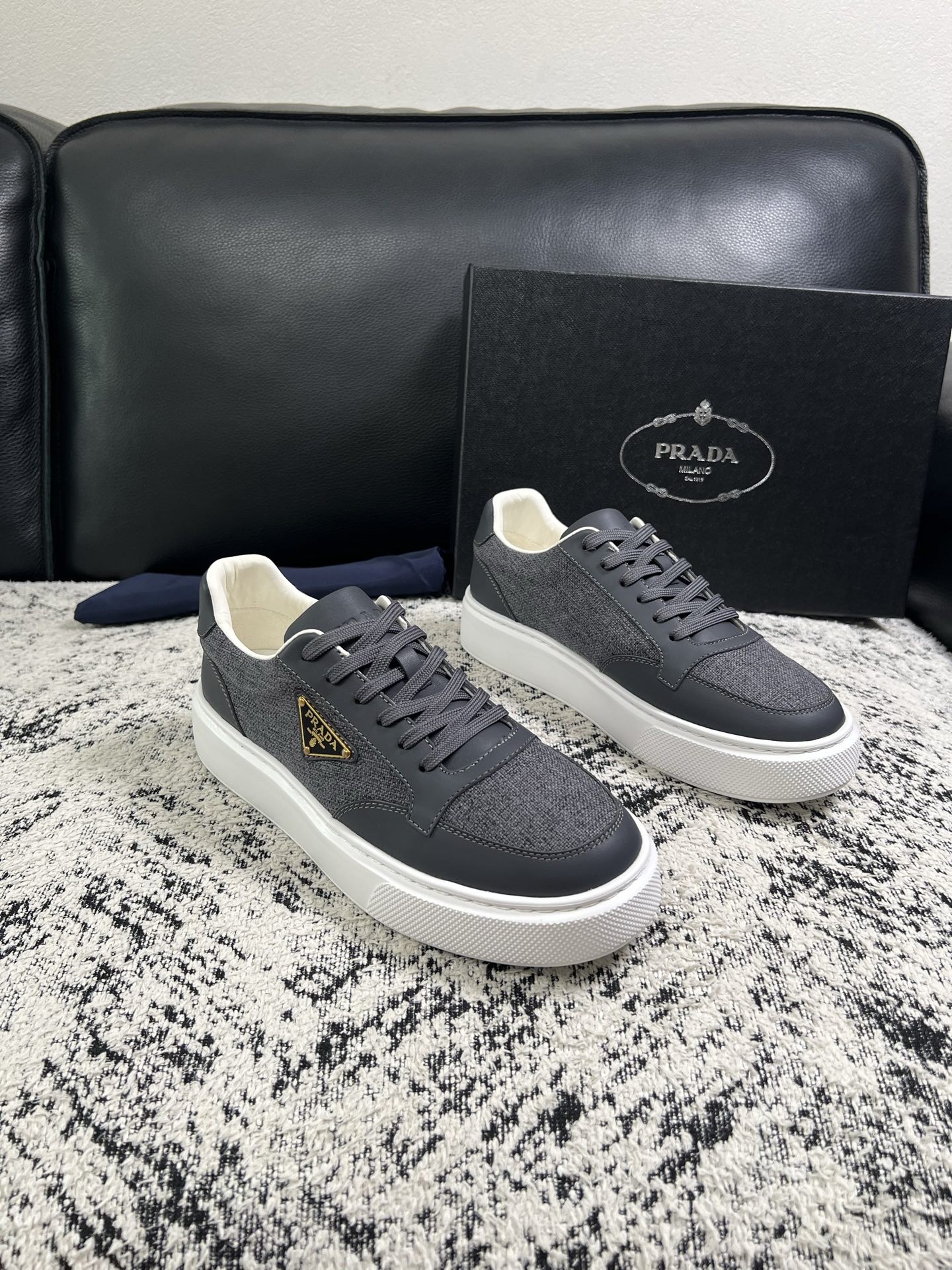 Prada  顶级工艺品，普拉达 专柜同步，原厂配置意大利进口牛皮拼布面料，进口牛皮内里垫，透气舒适，鞋底：原厂特供原版