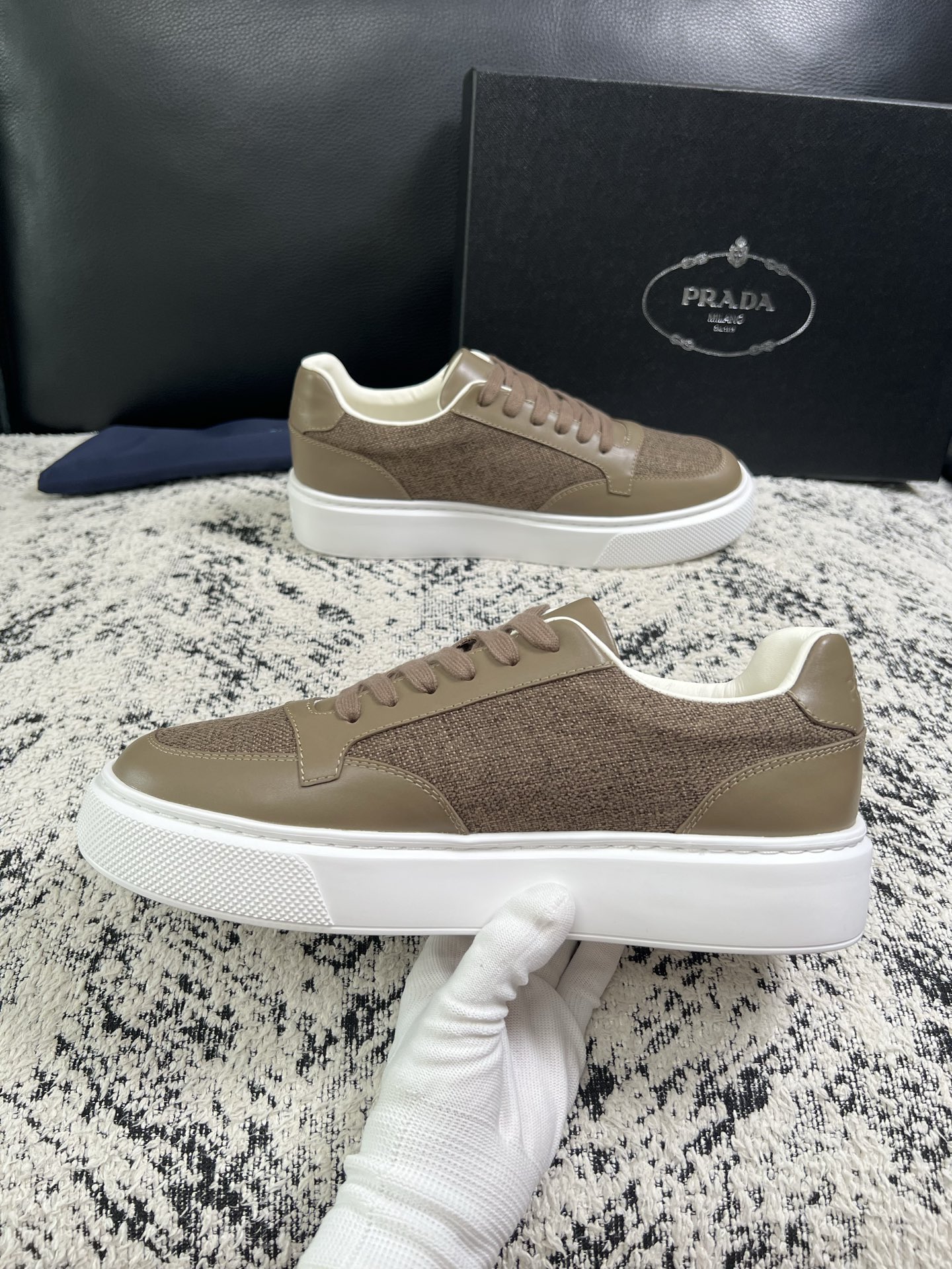 Prada  顶级工艺品，普拉达 专柜同步，原厂配置意大利进口牛皮拼布面料，进口牛皮内里垫，透气舒适，鞋底：原厂特供原版
