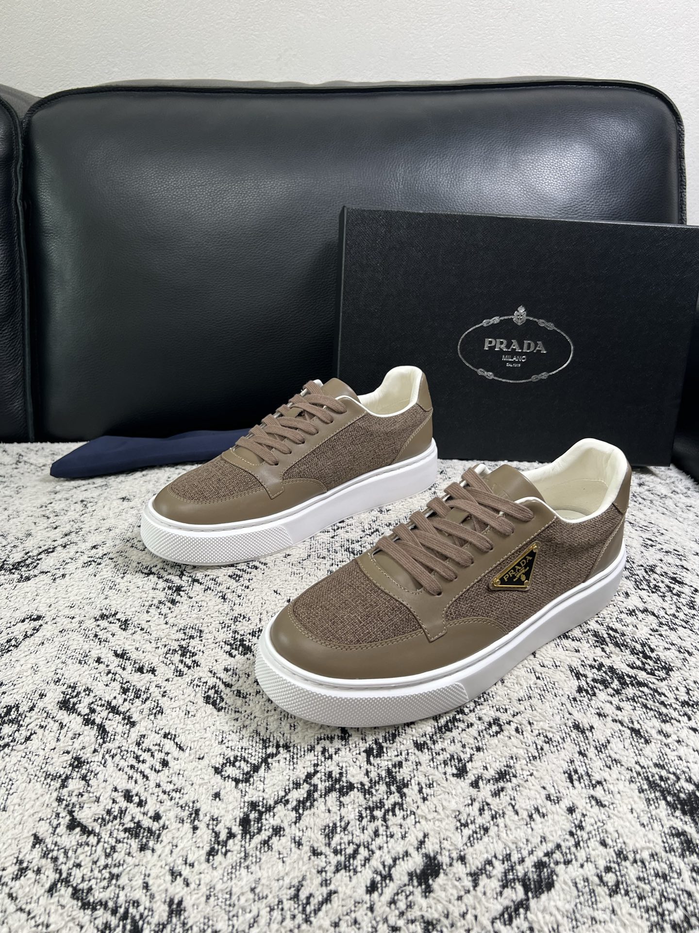 Prada  顶级工艺品，普拉达 专柜同步，原厂配置意大利进口牛皮拼布面料，进口牛皮内里垫，透气舒适，鞋底：原厂特供原版
