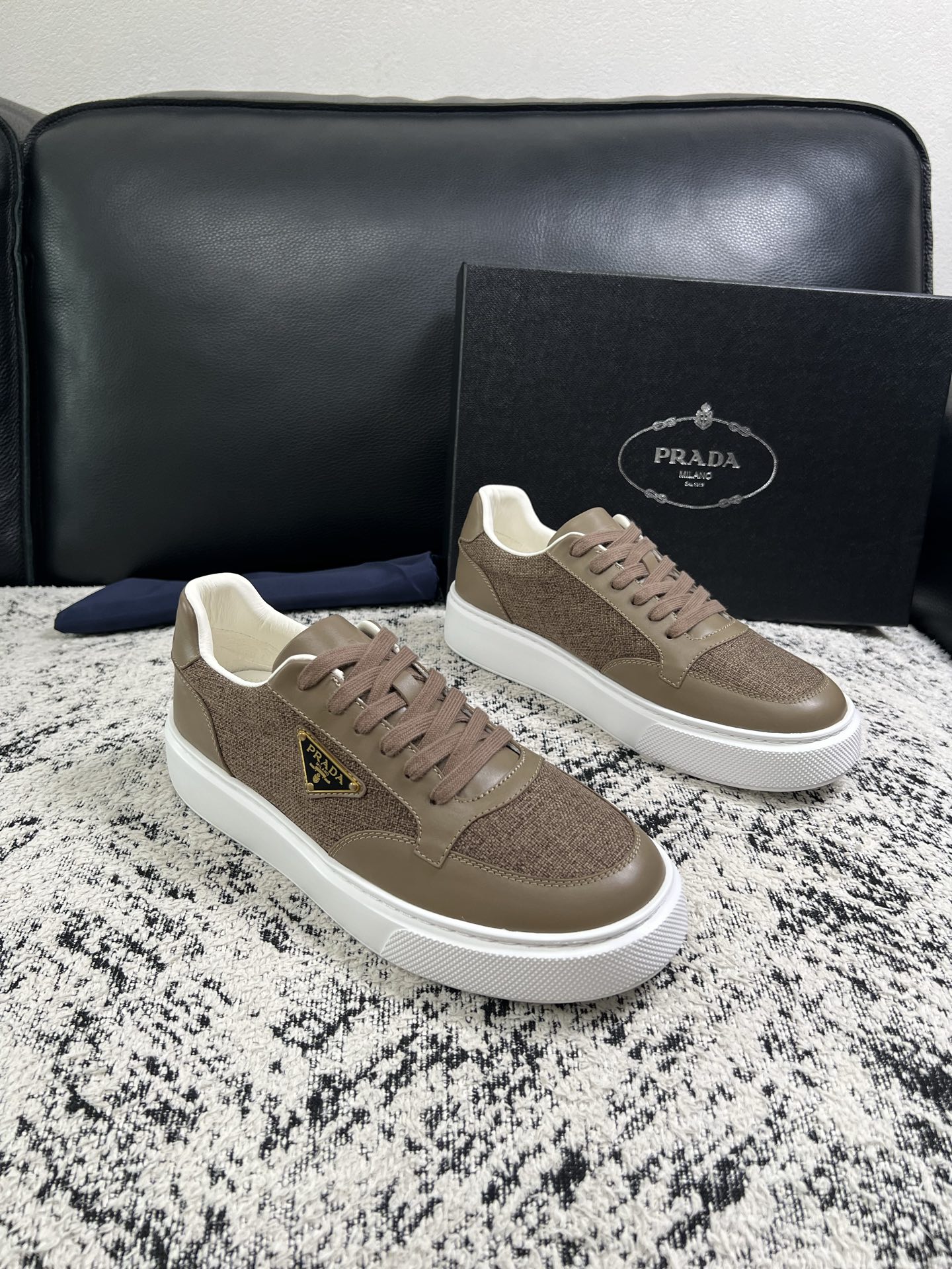 Prada  顶级工艺品，普拉达 专柜同步，原厂配置意大利进口牛皮拼布面料，进口牛皮内里垫，透气舒适，鞋底：原厂特供原版
