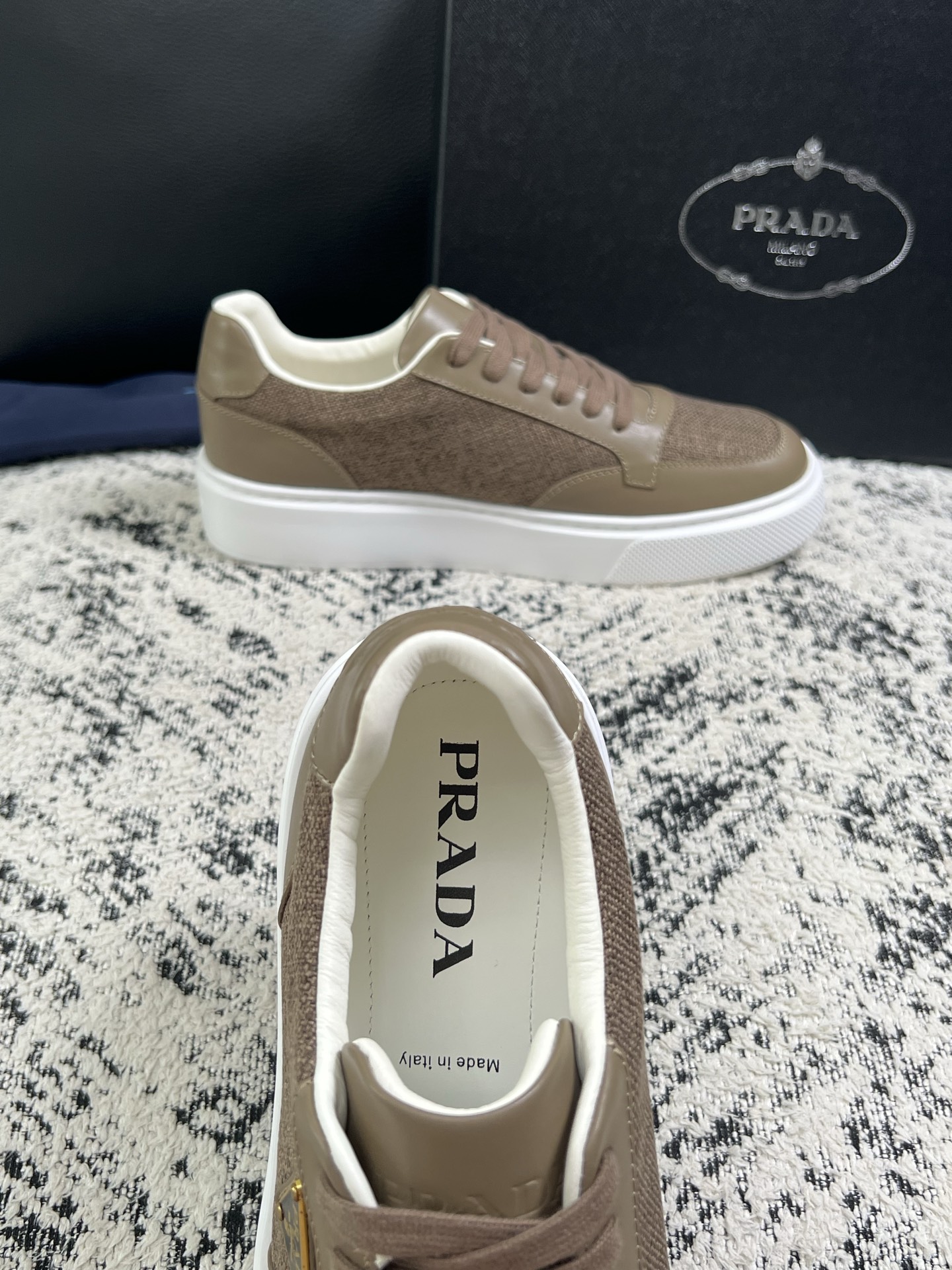 Prada  顶级工艺品，普拉达 专柜同步，原厂配置意大利进口牛皮拼布面料，进口牛皮内里垫，透气舒适，鞋底：原厂特供原版