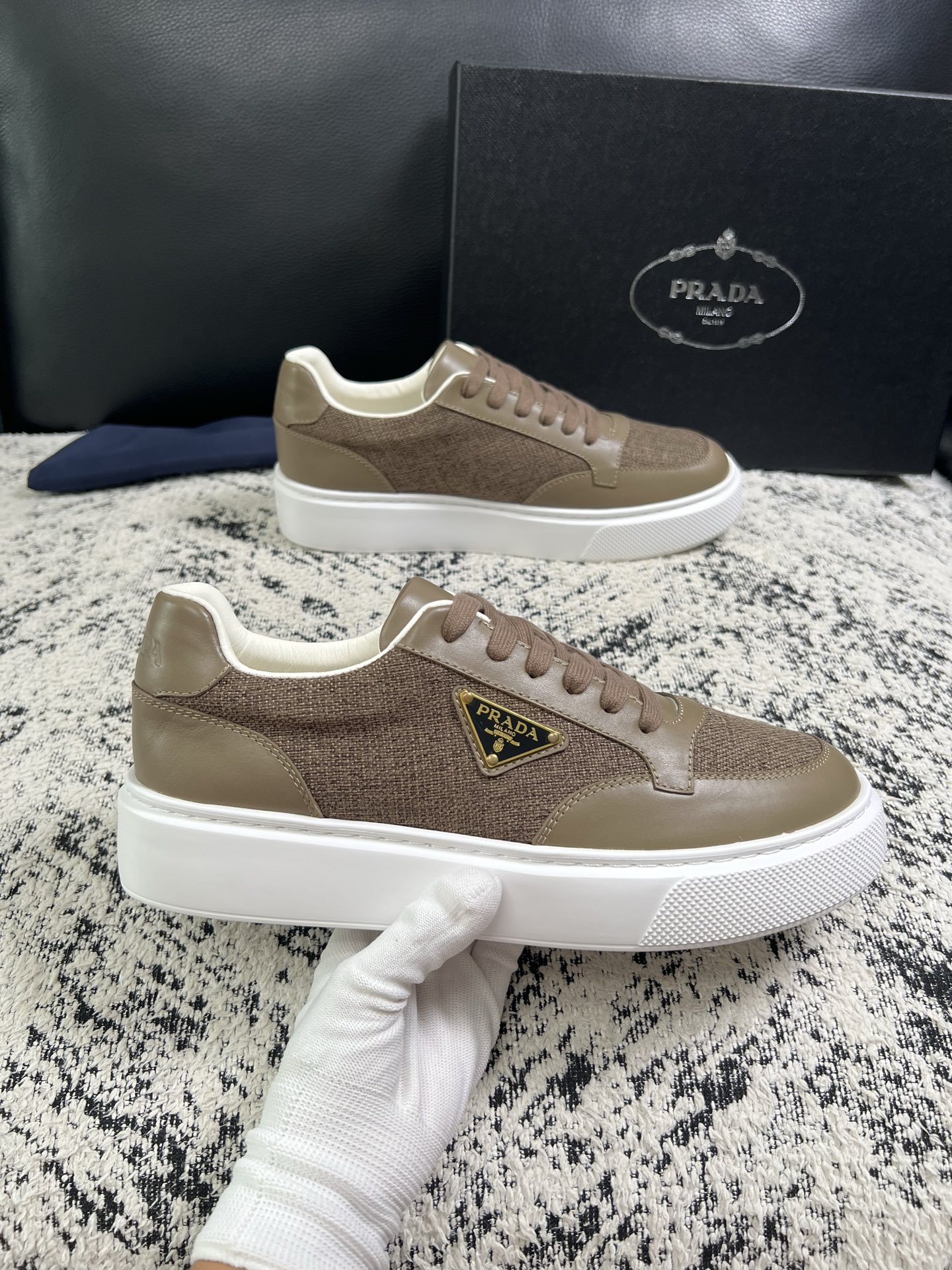 Prada  顶级工艺品，普拉达 专柜同步，原厂配置意大利进口牛皮拼布面料，进口牛皮内里垫，透气舒适，鞋底：原厂特供原版