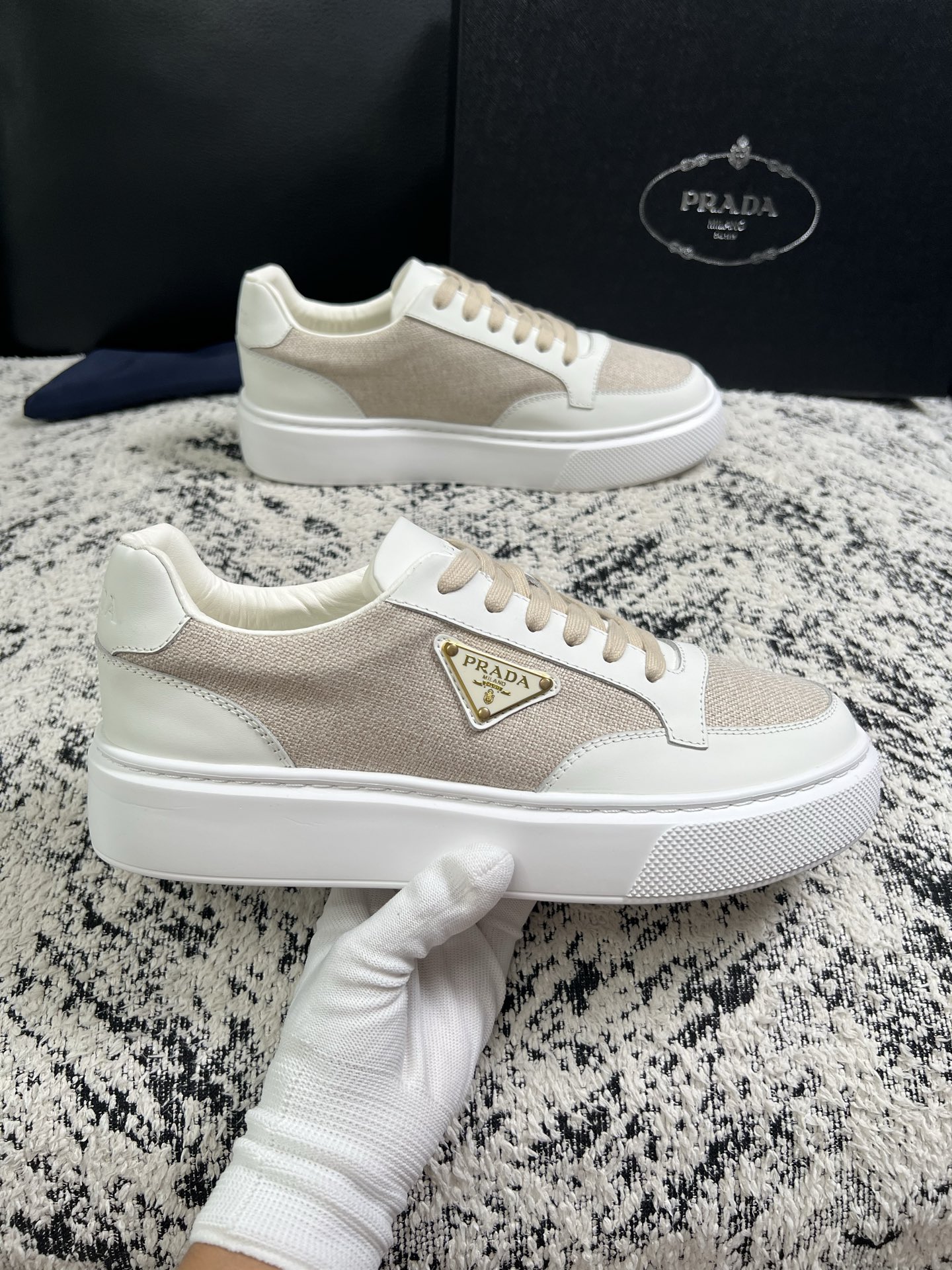Prada  顶级工艺品，普拉达 专柜同步，原厂配置意大利进口牛皮拼布面料，进口牛皮内里垫，透气舒适，鞋底：原厂特供原版