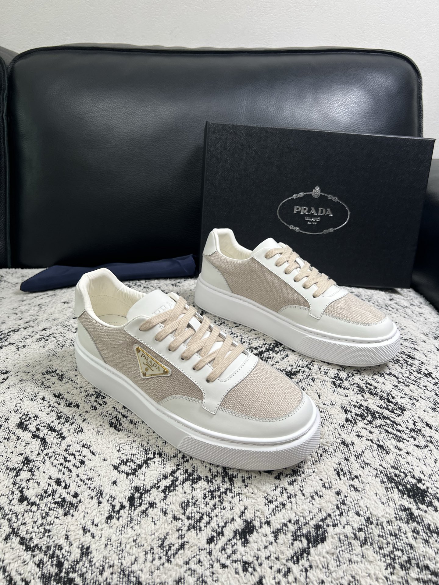 Prada  顶级工艺品，普拉达 专柜同步，原厂配置意大利进口牛皮拼布面料，进口牛皮内里垫，透气舒适，鞋底：原厂特供原版