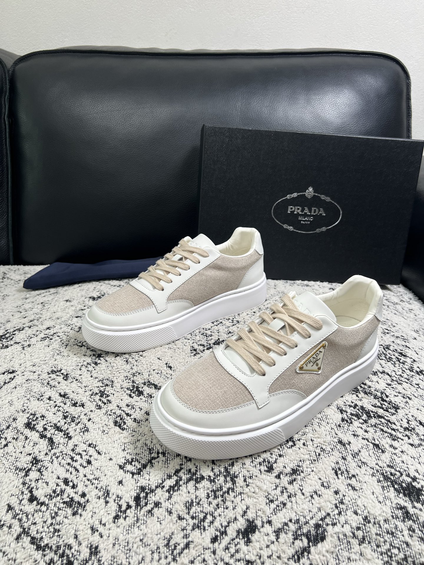 Prada  顶级工艺品，普拉达 专柜同步，原厂配置意大利进口牛皮拼布面料，进口牛皮内里垫，透气舒适，鞋底：原厂特供原版