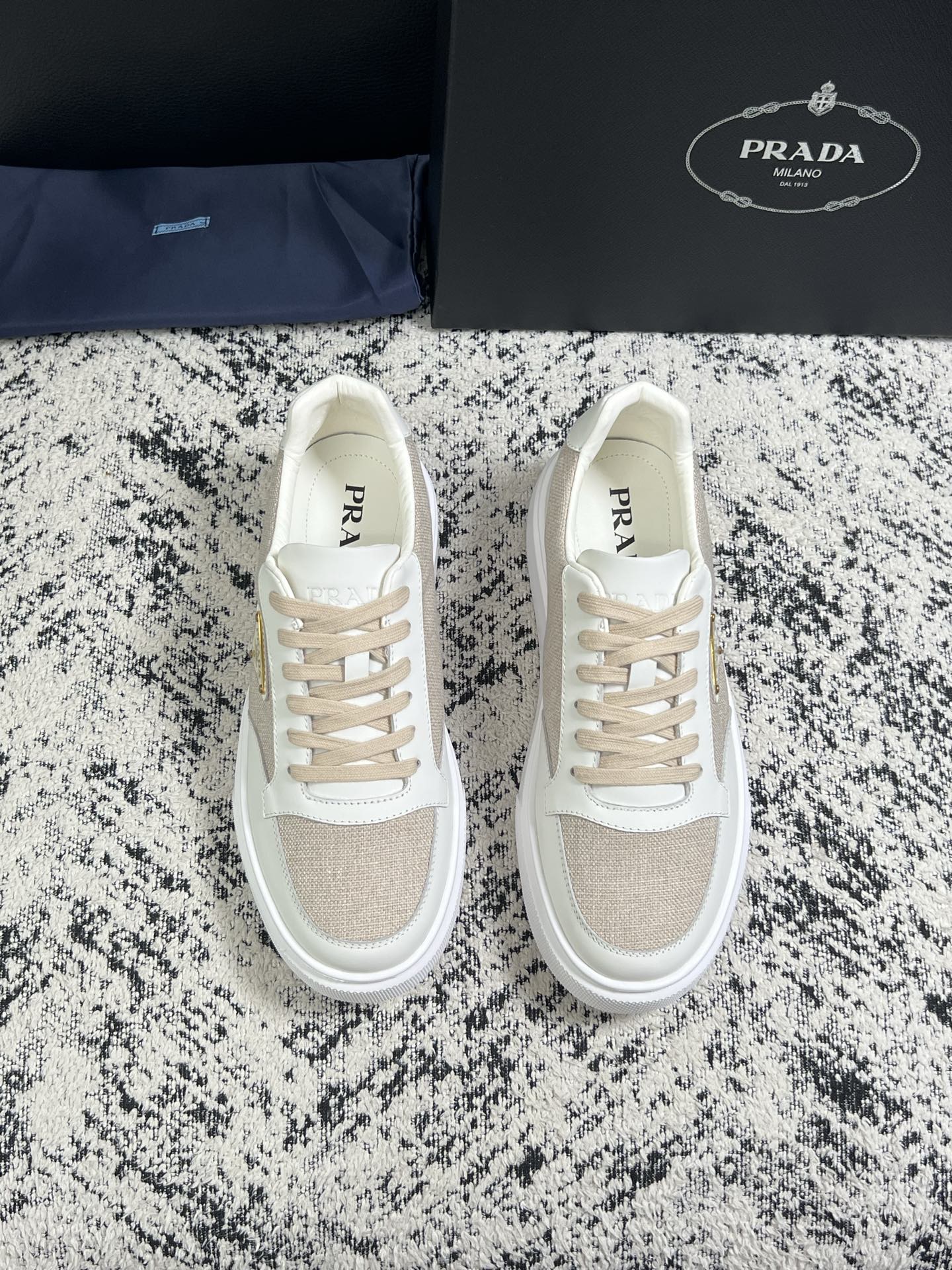 Prada  顶级工艺品，普拉达 专柜同步，原厂配置意大利进口牛皮拼布面料，进口牛皮内里垫，透气舒适，鞋底：原厂特供原版