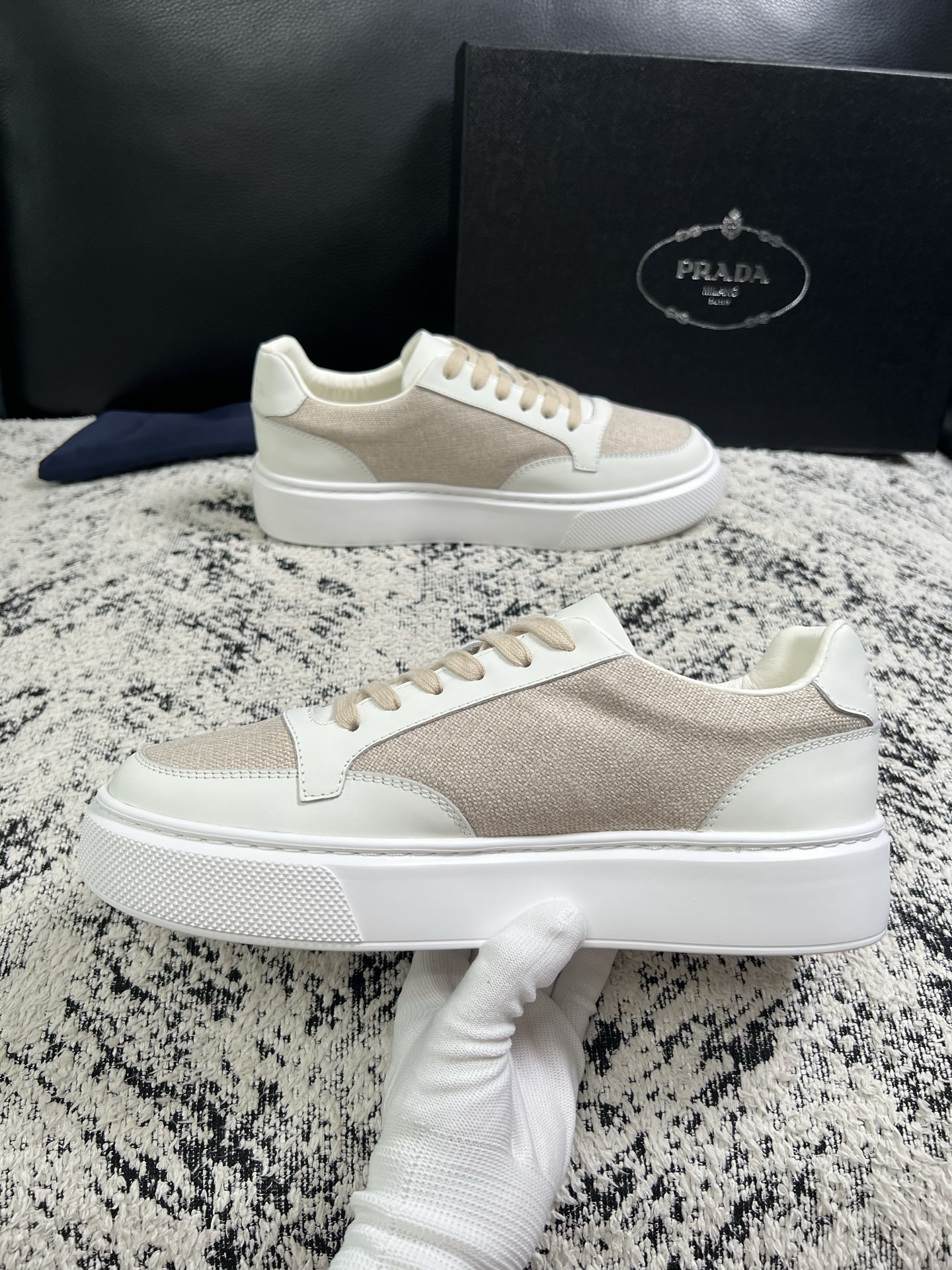 Prada  顶级工艺品，普拉达 专柜同步，原厂配置意大利进口牛皮拼布面料，进口牛皮内里垫，透气舒适，鞋底：原厂特供原版