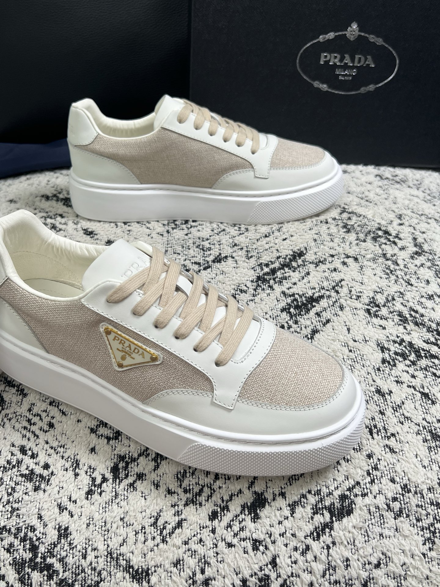 Prada  顶级工艺品，普拉达 专柜同步，原厂配置意大利进口牛皮拼布面料，进口牛皮内里垫，透气舒适，鞋底：原厂特供原版