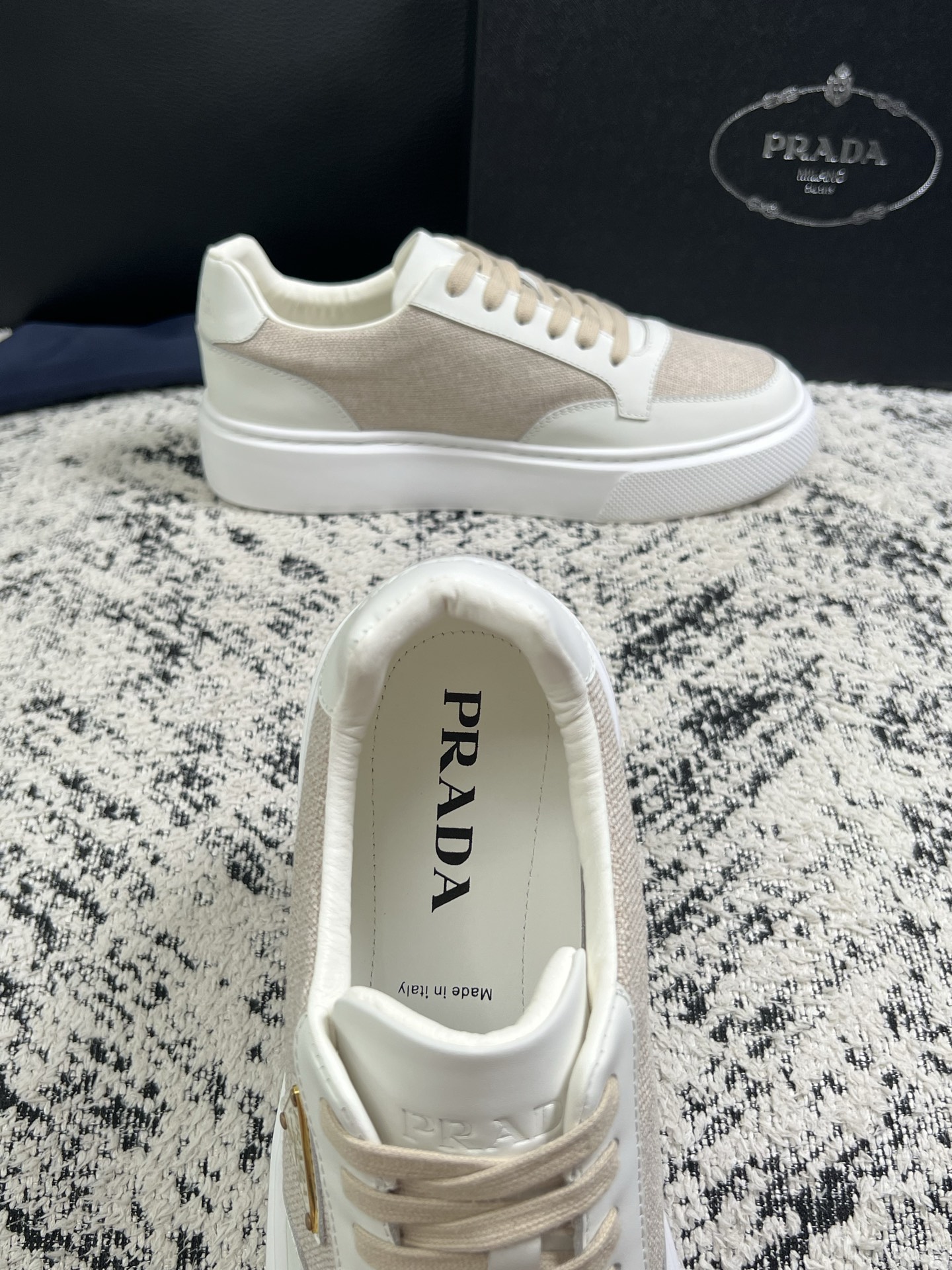 Prada  顶级工艺品，普拉达 专柜同步，原厂配置意大利进口牛皮拼布面料，进口牛皮内里垫，透气舒适，鞋底：原厂特供原版