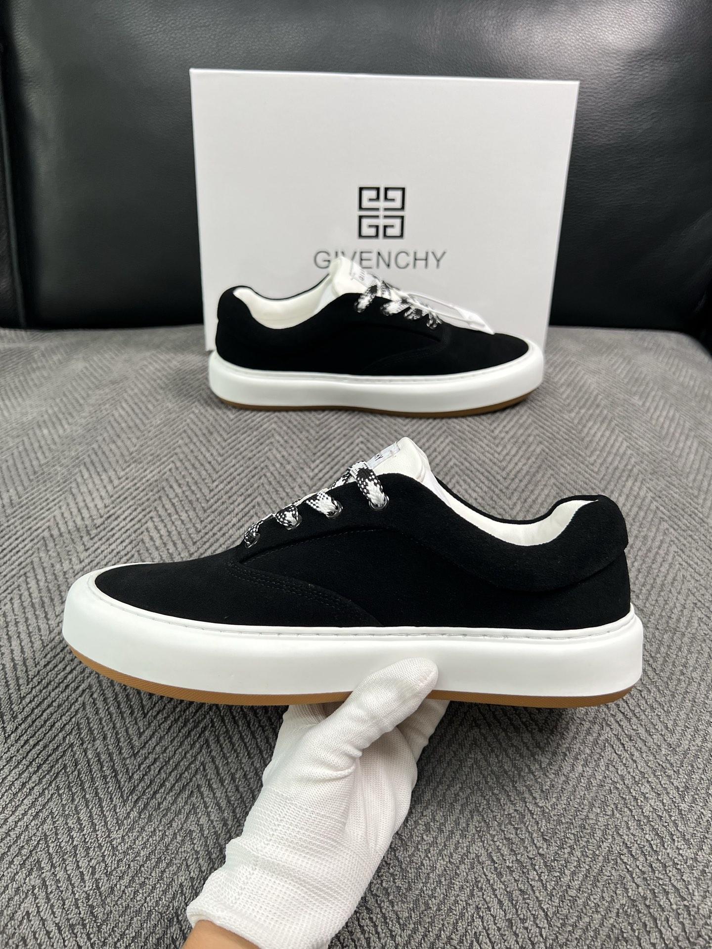 Givenchy 高品质  顶级工艺品  纪梵希  专柜同步原厂配置，意大利进口牛皮搭配面料，全鞋配件私模打造，柔软舒适