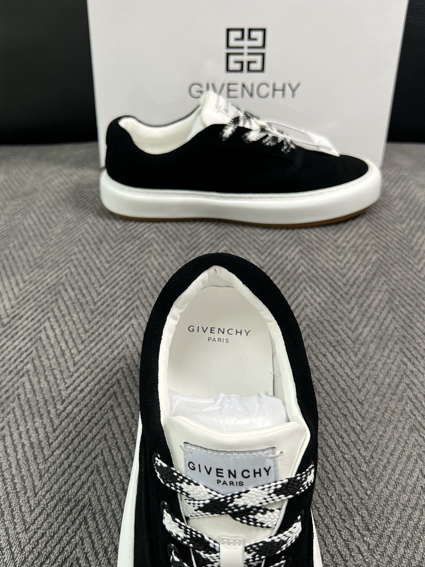 Givenchy 高品质  顶级工艺品  纪梵希  专柜同步原厂配置，意大利进口牛皮搭配面料，全鞋配件私模打造，柔软舒适