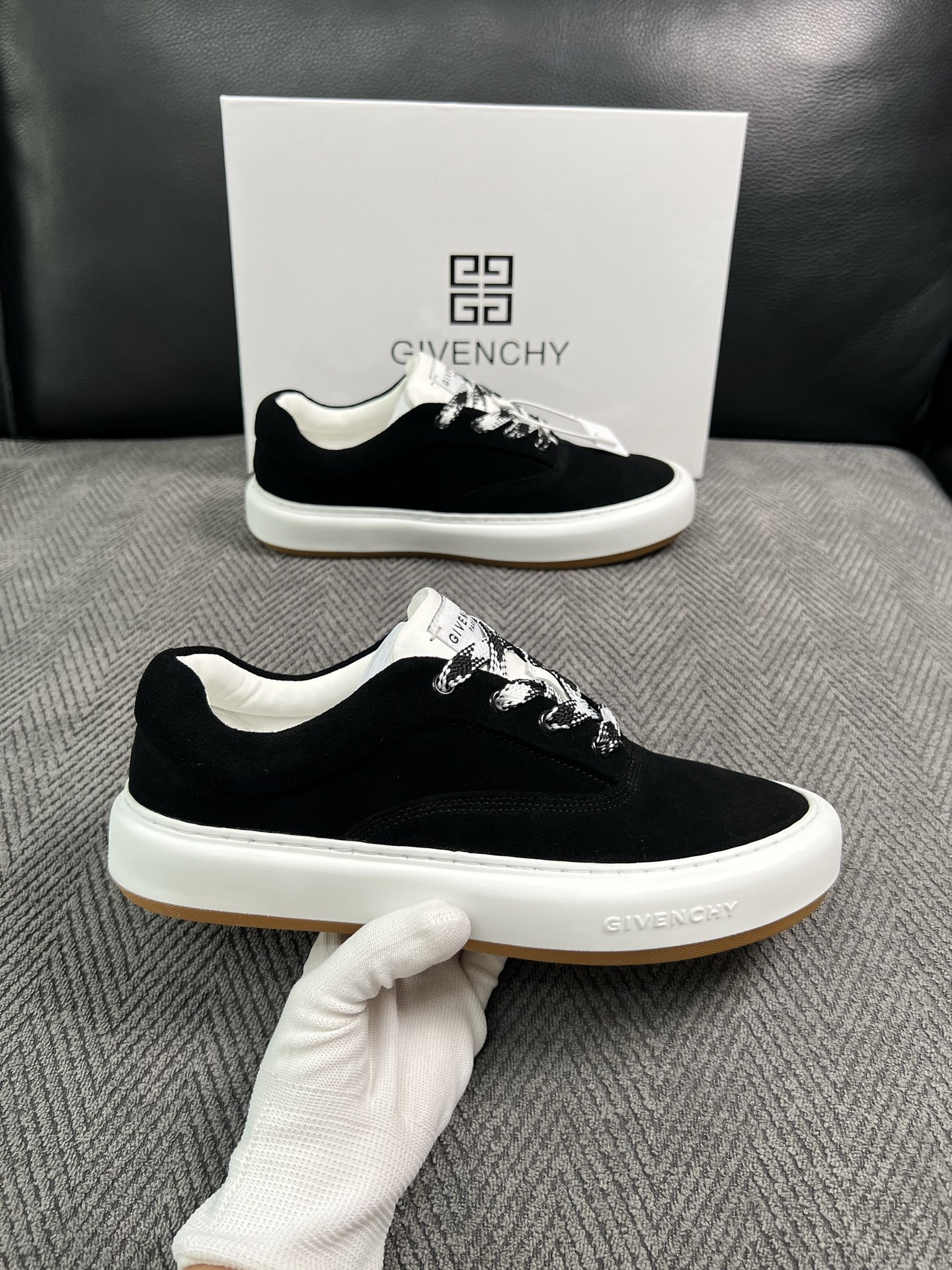 Givenchy 高品质  顶级工艺品  纪梵希  专柜同步原厂配置，意大利进口牛皮搭配面料，全鞋配件私模打造，柔软舒适