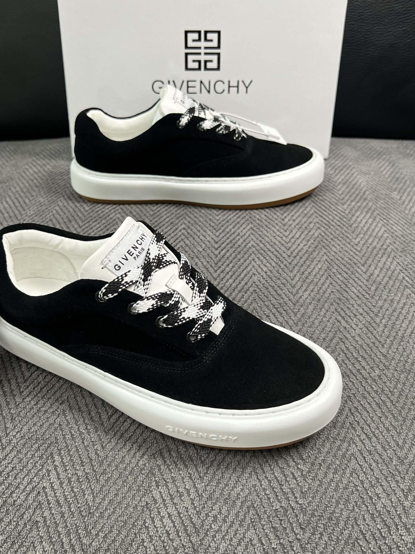 Givenchy 高品质  顶级工艺品  纪梵希  专柜同步原厂配置，意大利进口牛皮搭配面料，全鞋配件私模打造，柔软舒适
