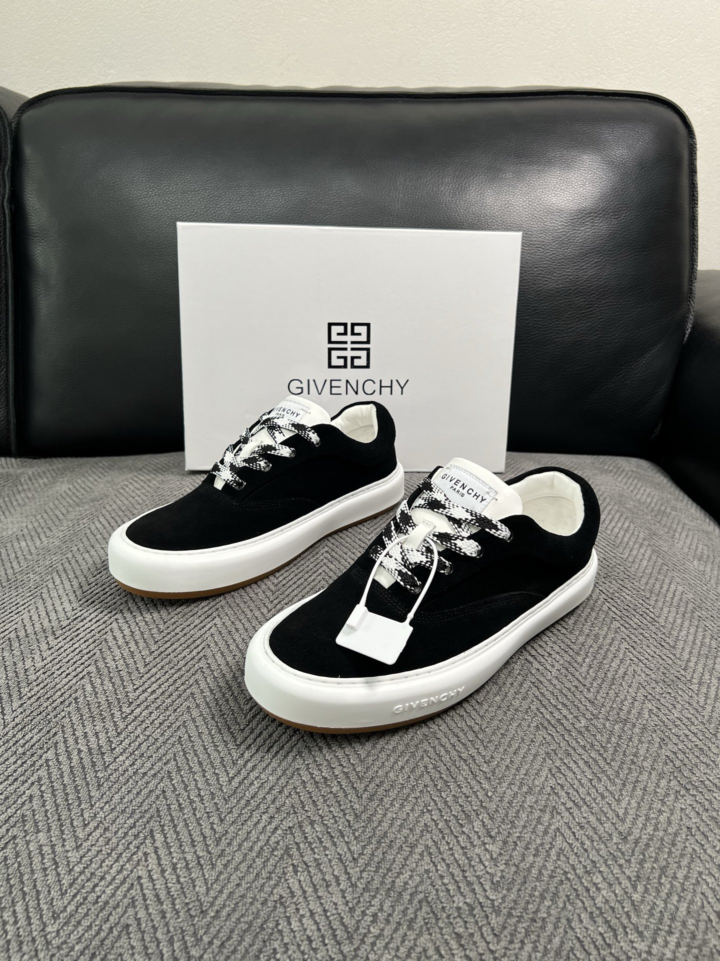 Givenchy 高品质  顶级工艺品  纪梵希  专柜同步原厂配置，意大利进口牛皮搭配面料，全鞋配件私模打造，柔软舒适