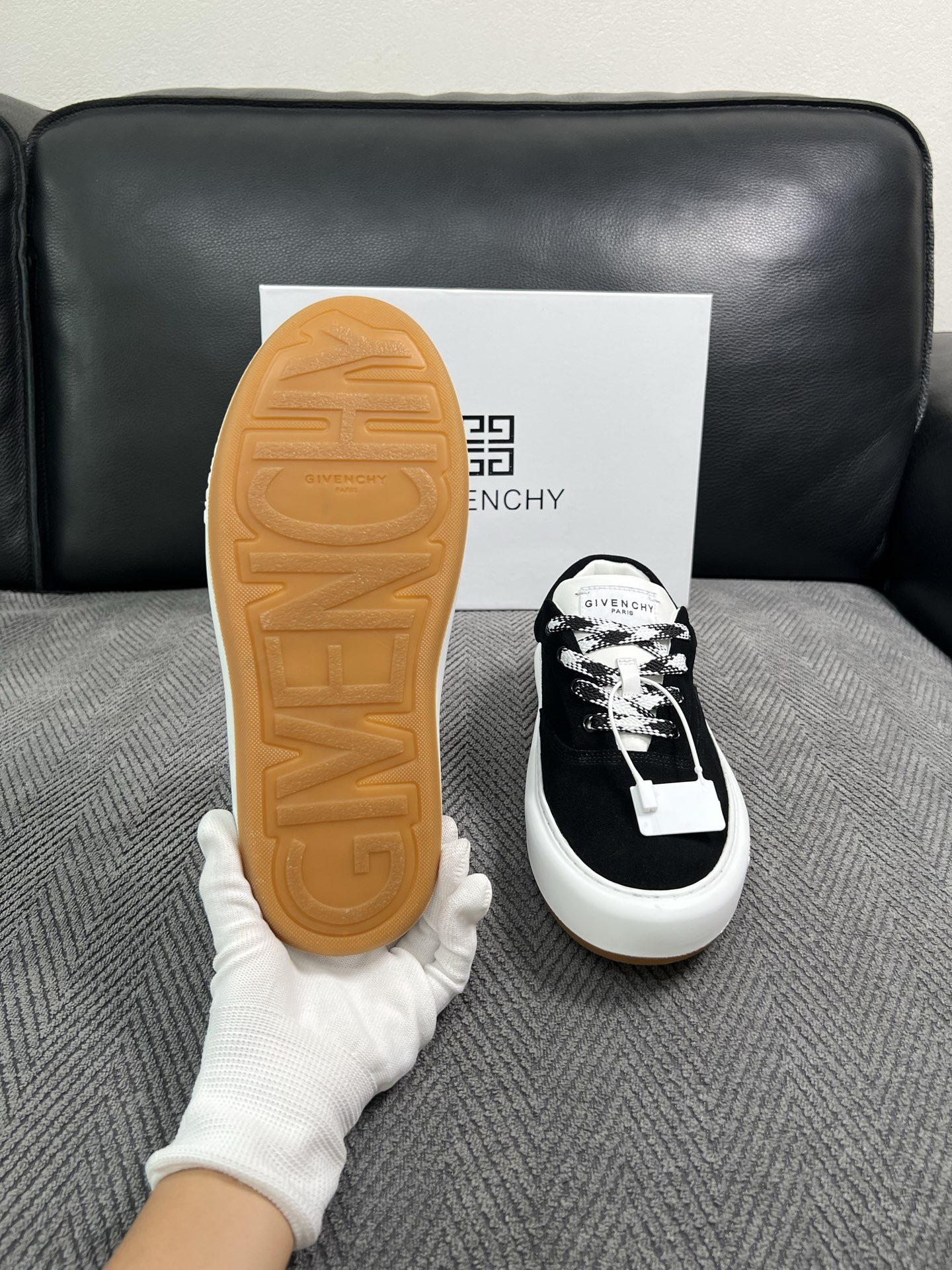 Givenchy 高品质  顶级工艺品  纪梵希  专柜同步原厂配置，意大利进口牛皮搭配面料，全鞋配件私模打造，柔软舒适
