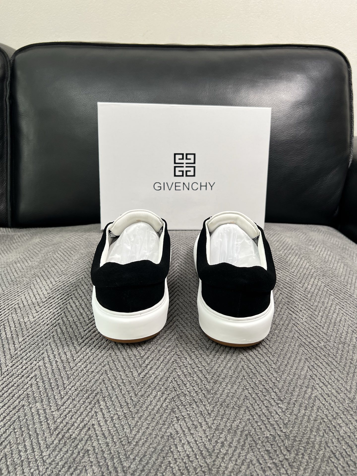 Givenchy 高品质  顶级工艺品  纪梵希  专柜同步原厂配置，意大利进口牛皮搭配面料，全鞋配件私模打造，柔软舒适