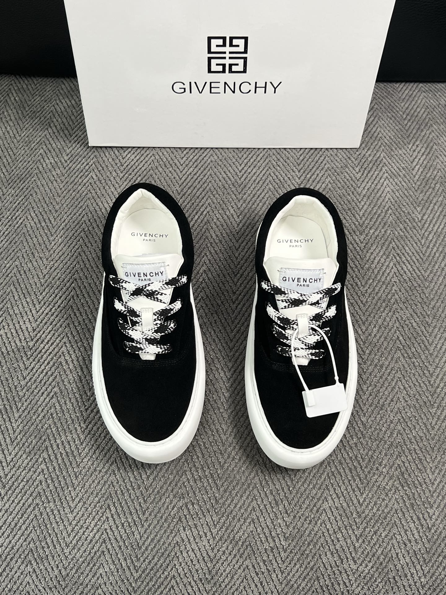 Givenchy 高品质  顶级工艺品  纪梵希  专柜同步原厂配置，意大利进口牛皮搭配面料，全鞋配件私模打造，柔软舒适