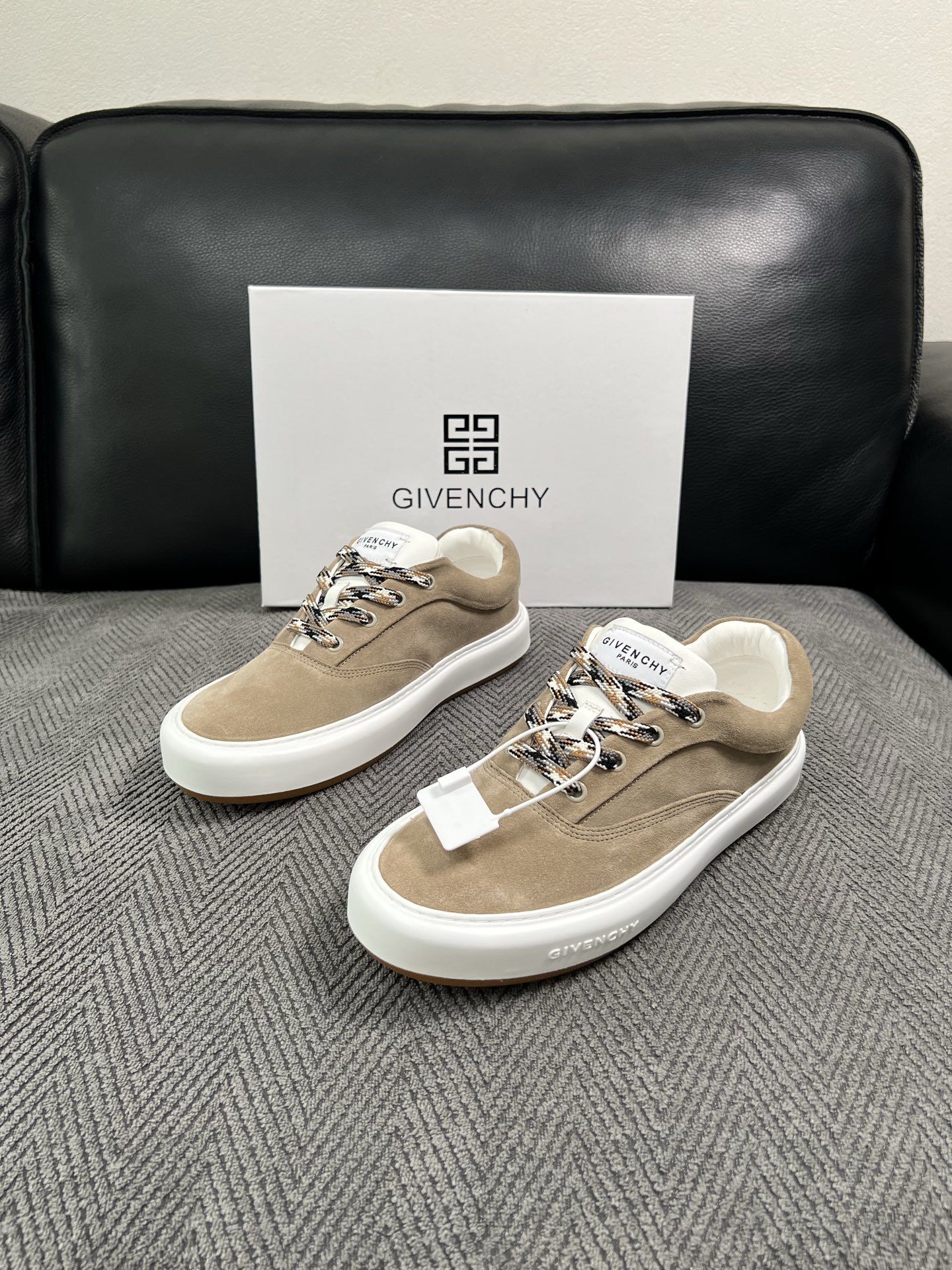 Givenchy 高品质  顶级工艺品  纪梵希  专柜同步原厂配置，意大利进口牛皮搭配面料，全鞋配件私模打造，柔软舒适