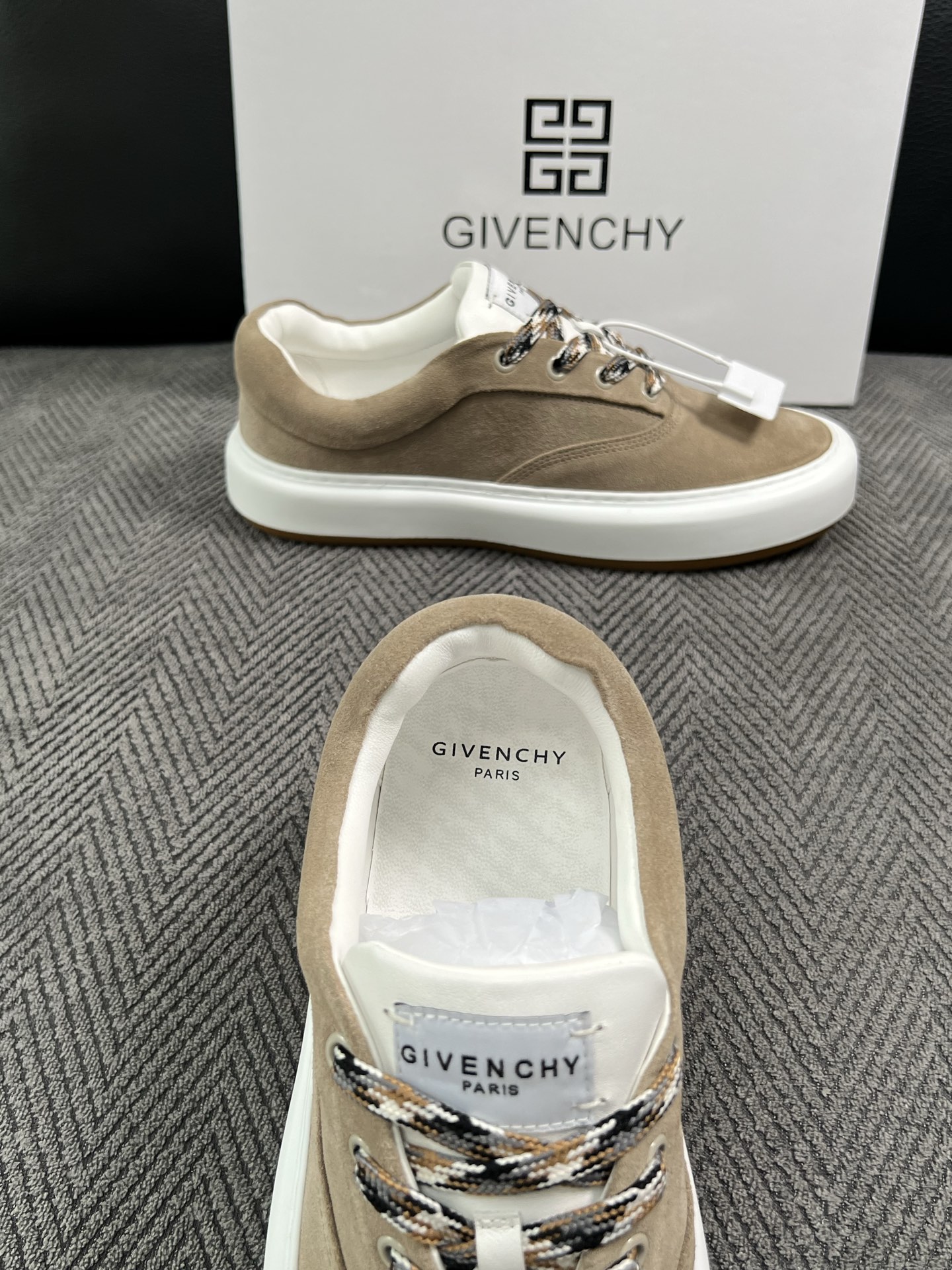 Givenchy 高品质  顶级工艺品  纪梵希  专柜同步原厂配置，意大利进口牛皮搭配面料，全鞋配件私模打造，柔软舒适