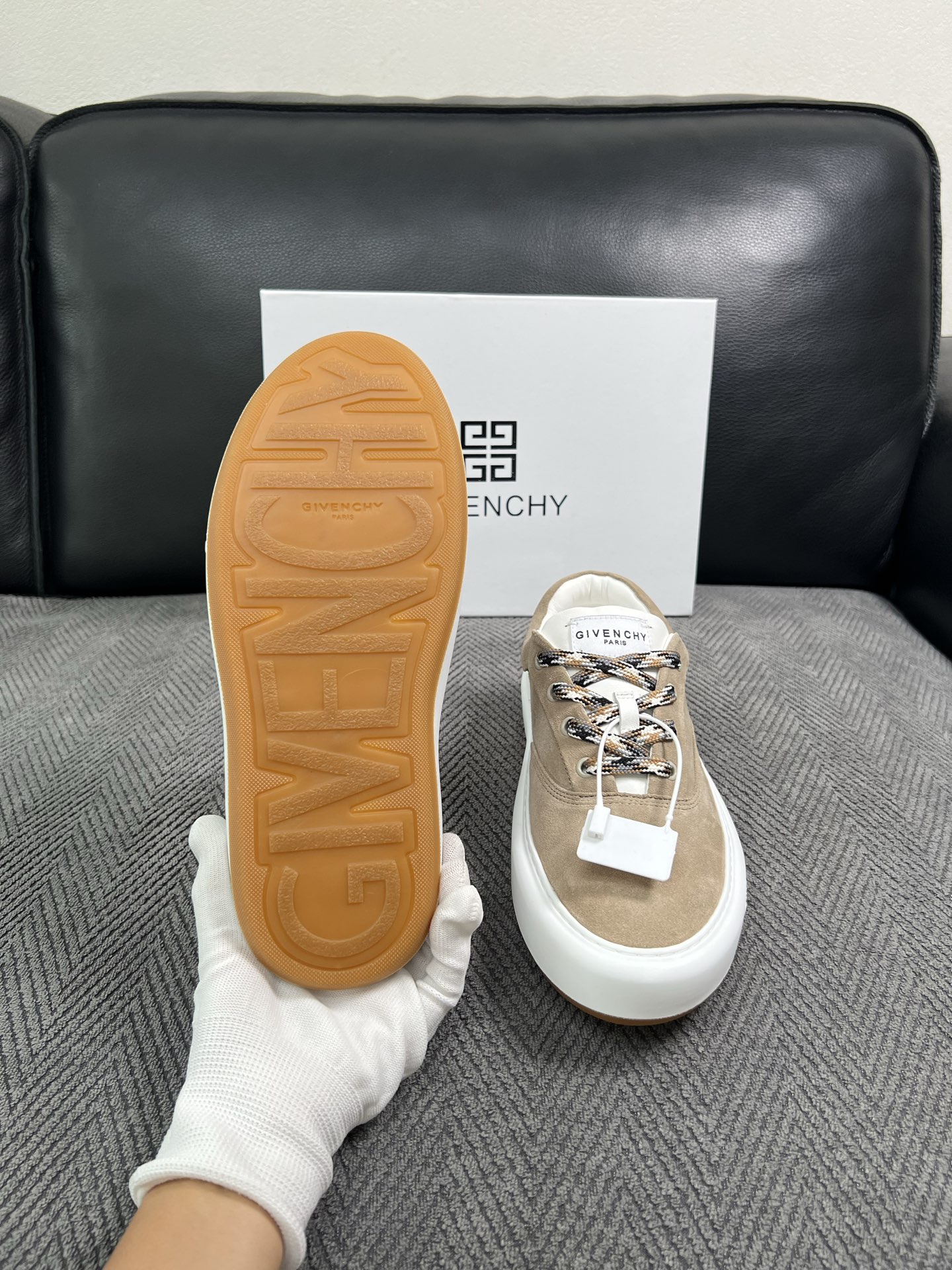 Givenchy 高品质  顶级工艺品  纪梵希  专柜同步原厂配置，意大利进口牛皮搭配面料，全鞋配件私模打造，柔软舒适