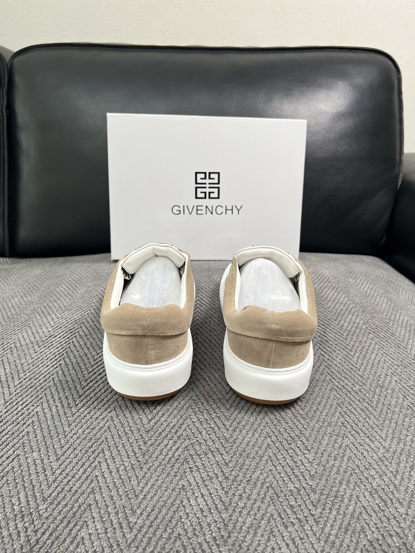 Givenchy 高品质  顶级工艺品  纪梵希  专柜同步原厂配置，意大利进口牛皮搭配面料，全鞋配件私模打造，柔软舒适