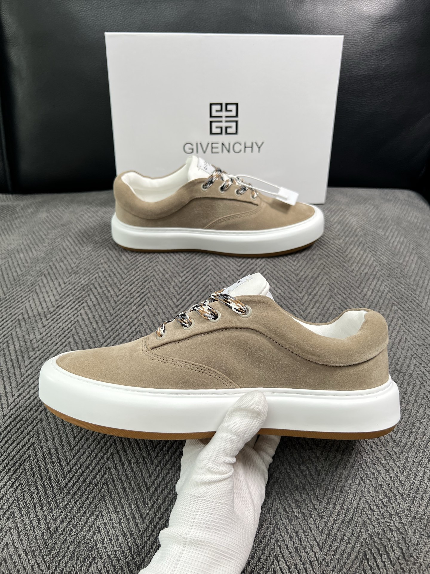 Givenchy 高品质  顶级工艺品  纪梵希  专柜同步原厂配置，意大利进口牛皮搭配面料，全鞋配件私模打造，柔软舒适
