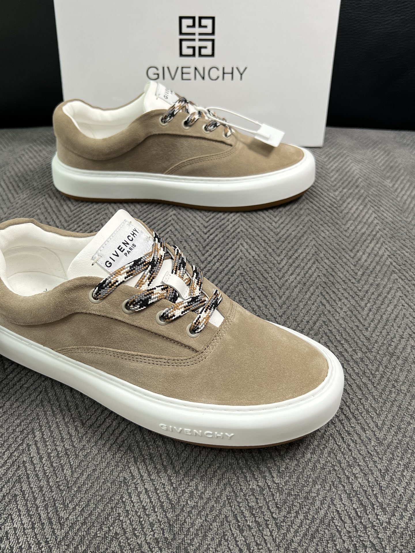 Givenchy 高品质  顶级工艺品  纪梵希  专柜同步原厂配置，意大利进口牛皮搭配面料，全鞋配件私模打造，柔软舒适