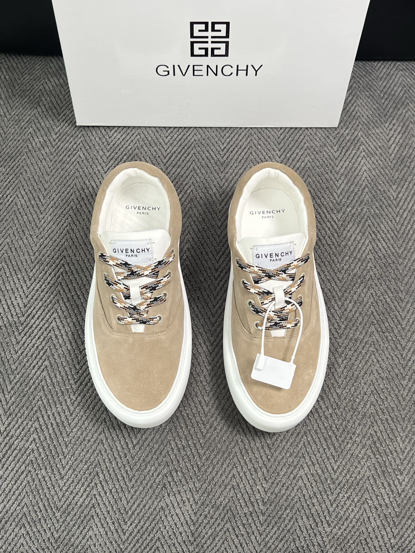 Givenchy 高品质  顶级工艺品  纪梵希  专柜同步原厂配置，意大利进口牛皮搭配面料，全鞋配件私模打造，柔软舒适