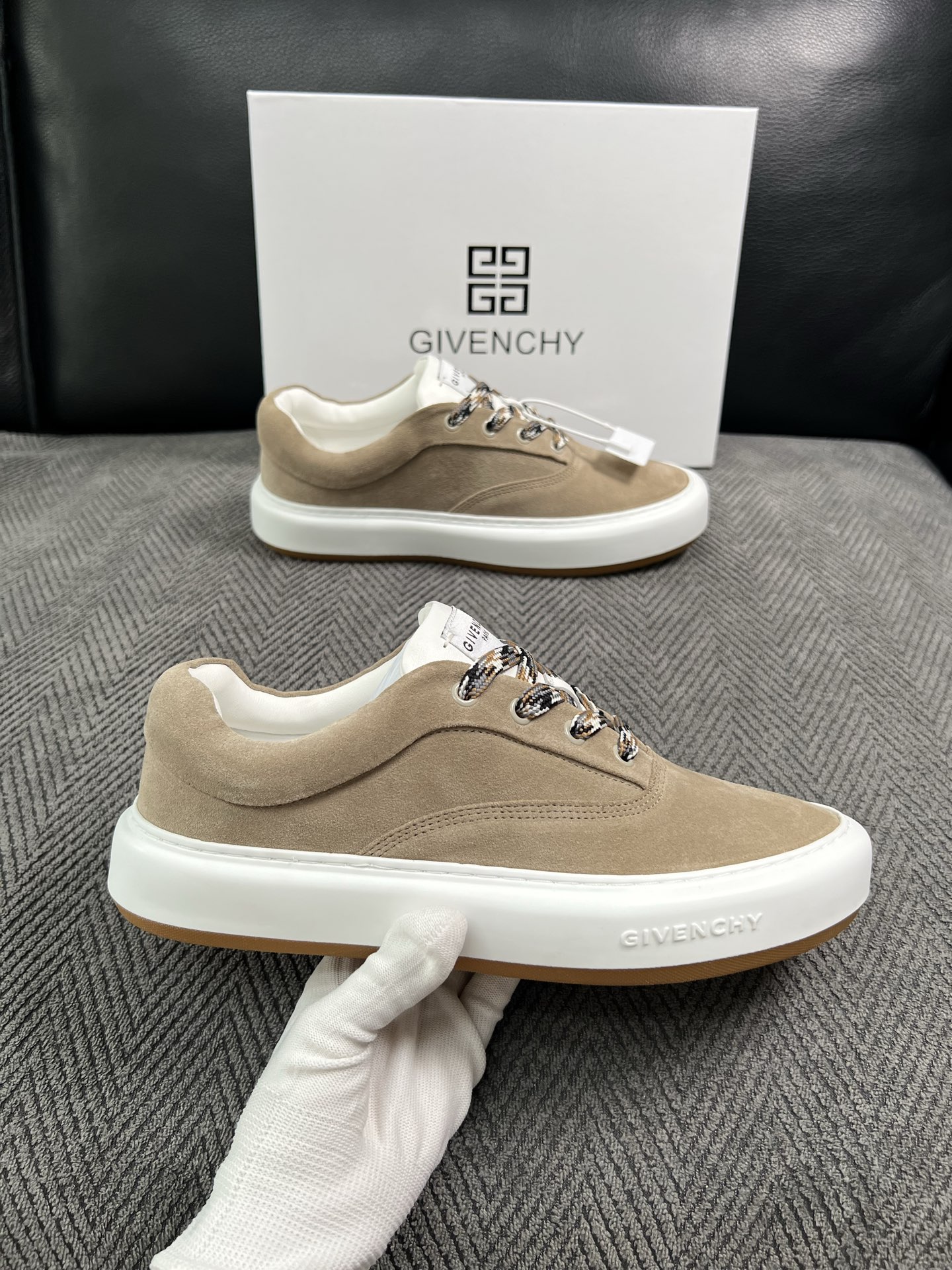 Givenchy 高品质  顶级工艺品  纪梵希  专柜同步原厂配置，意大利进口牛皮搭配面料，全鞋配件私模打造，柔软舒适
