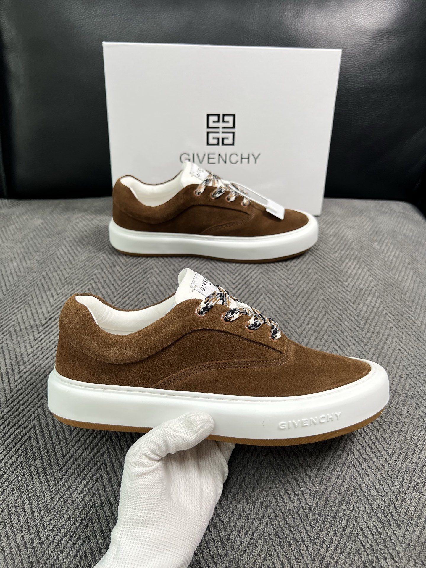 Givenchy 高品质  顶级工艺品  纪梵希  专柜同步原厂配置，意大利进口牛皮搭配面料，全鞋配件私模打造，柔软舒适