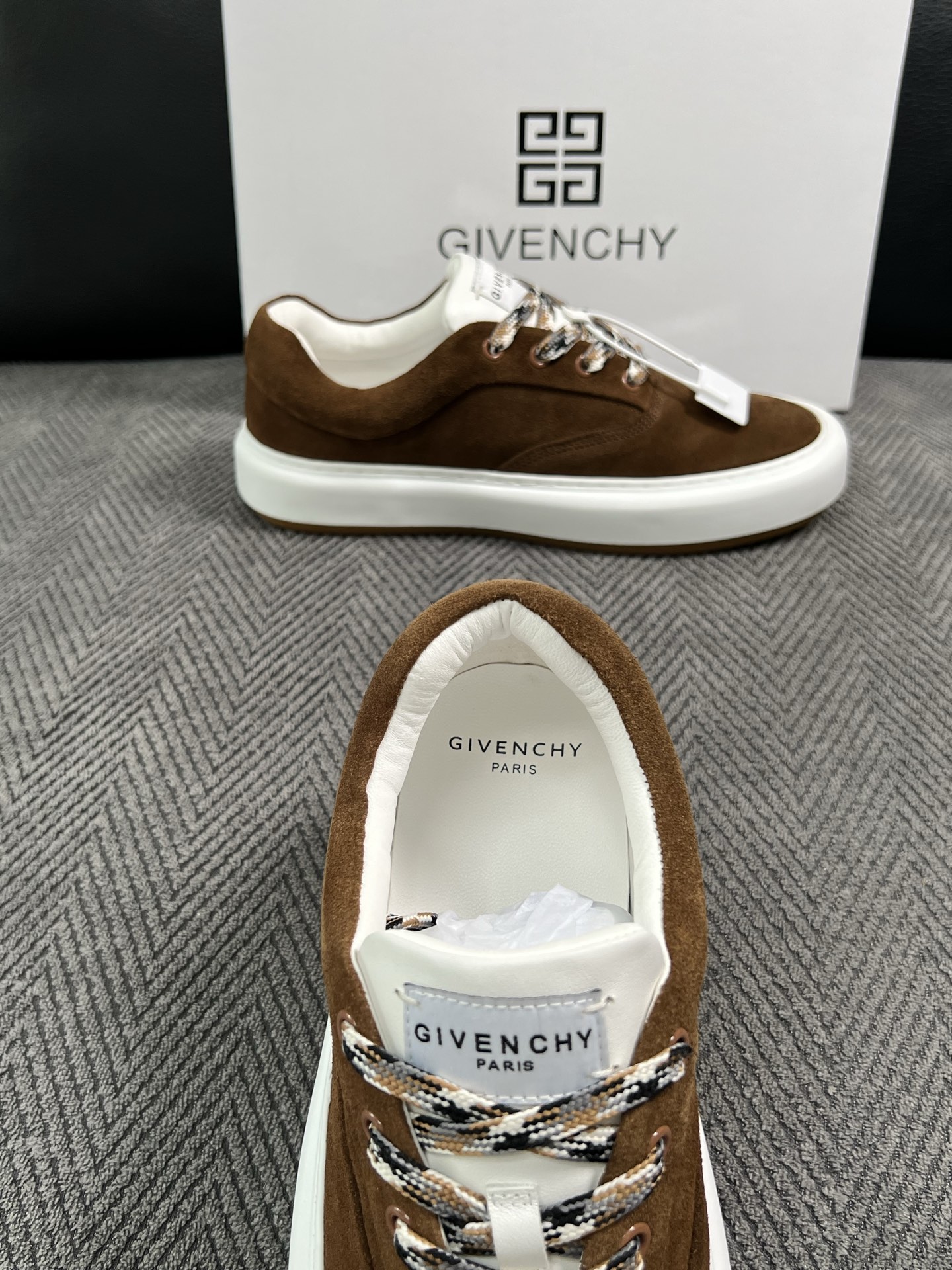 Givenchy 高品质  顶级工艺品  纪梵希  专柜同步原厂配置，意大利进口牛皮搭配面料，全鞋配件私模打造，柔软舒适