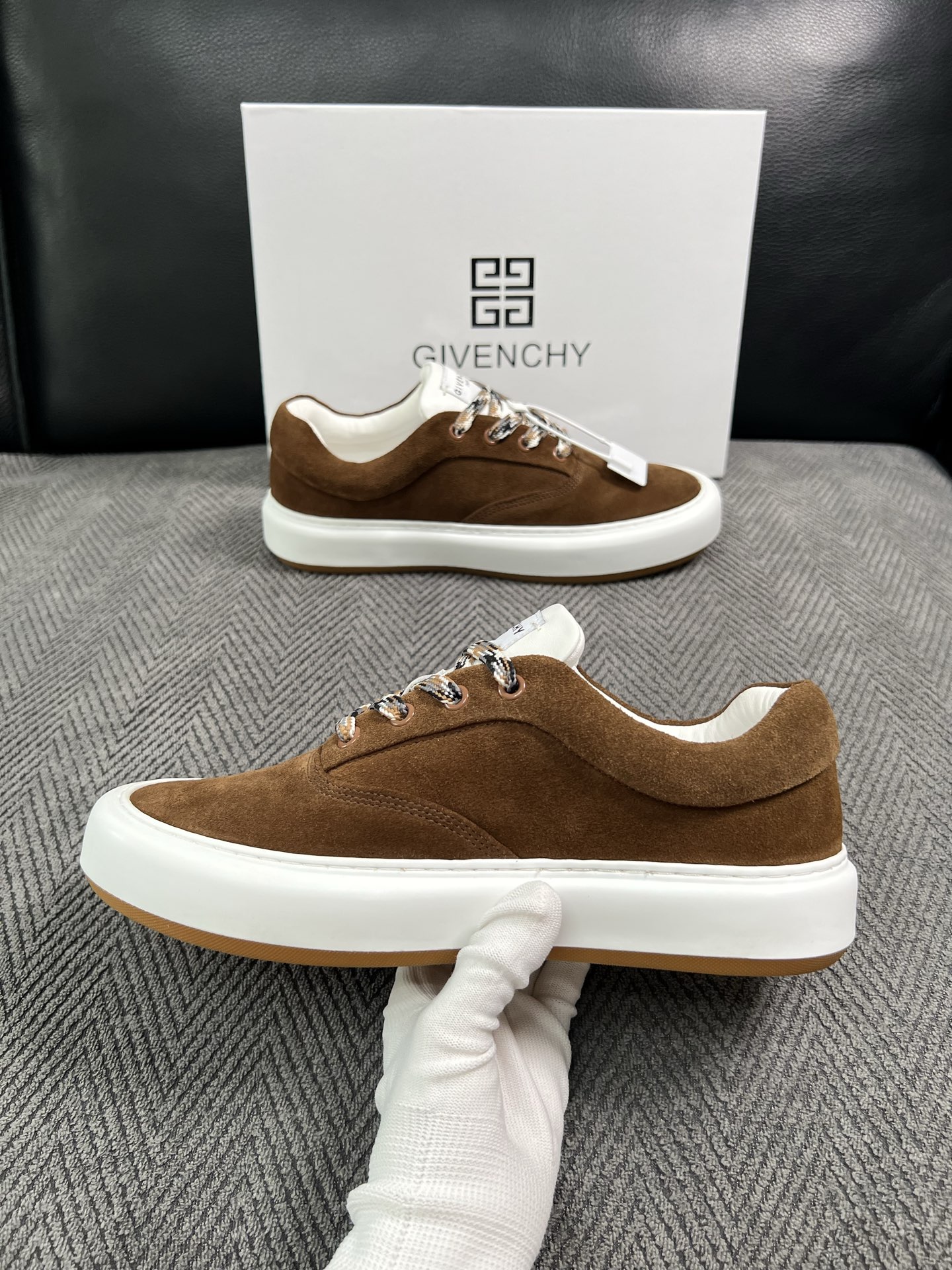 Givenchy 高品质  顶级工艺品  纪梵希  专柜同步原厂配置，意大利进口牛皮搭配面料，全鞋配件私模打造，柔软舒适