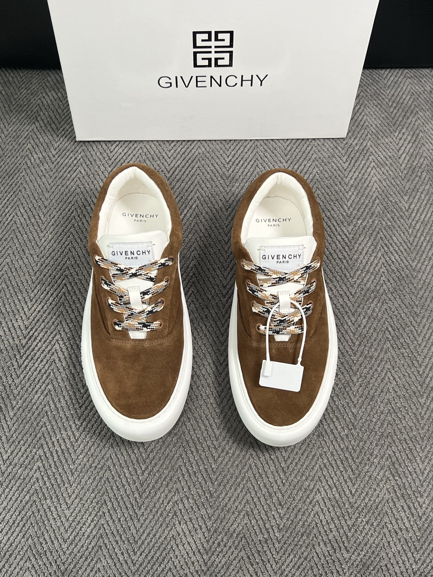 Givenchy 高品质  顶级工艺品  纪梵希  专柜同步原厂配置，意大利进口牛皮搭配面料，全鞋配件私模打造，柔软舒适