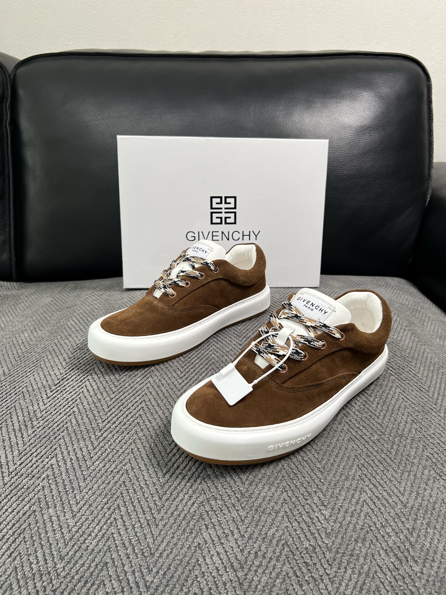 Givenchy 高品质  顶级工艺品  纪梵希  专柜同步原厂配置，意大利进口牛皮搭配面料，全鞋配件私模打造，柔软舒适