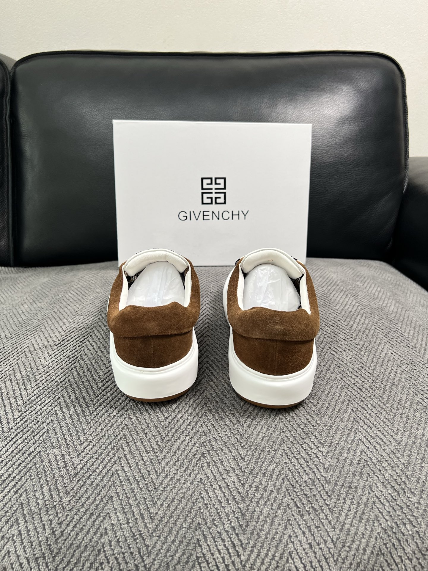 Givenchy 高品质  顶级工艺品  纪梵希  专柜同步原厂配置，意大利进口牛皮搭配面料，全鞋配件私模打造，柔软舒适