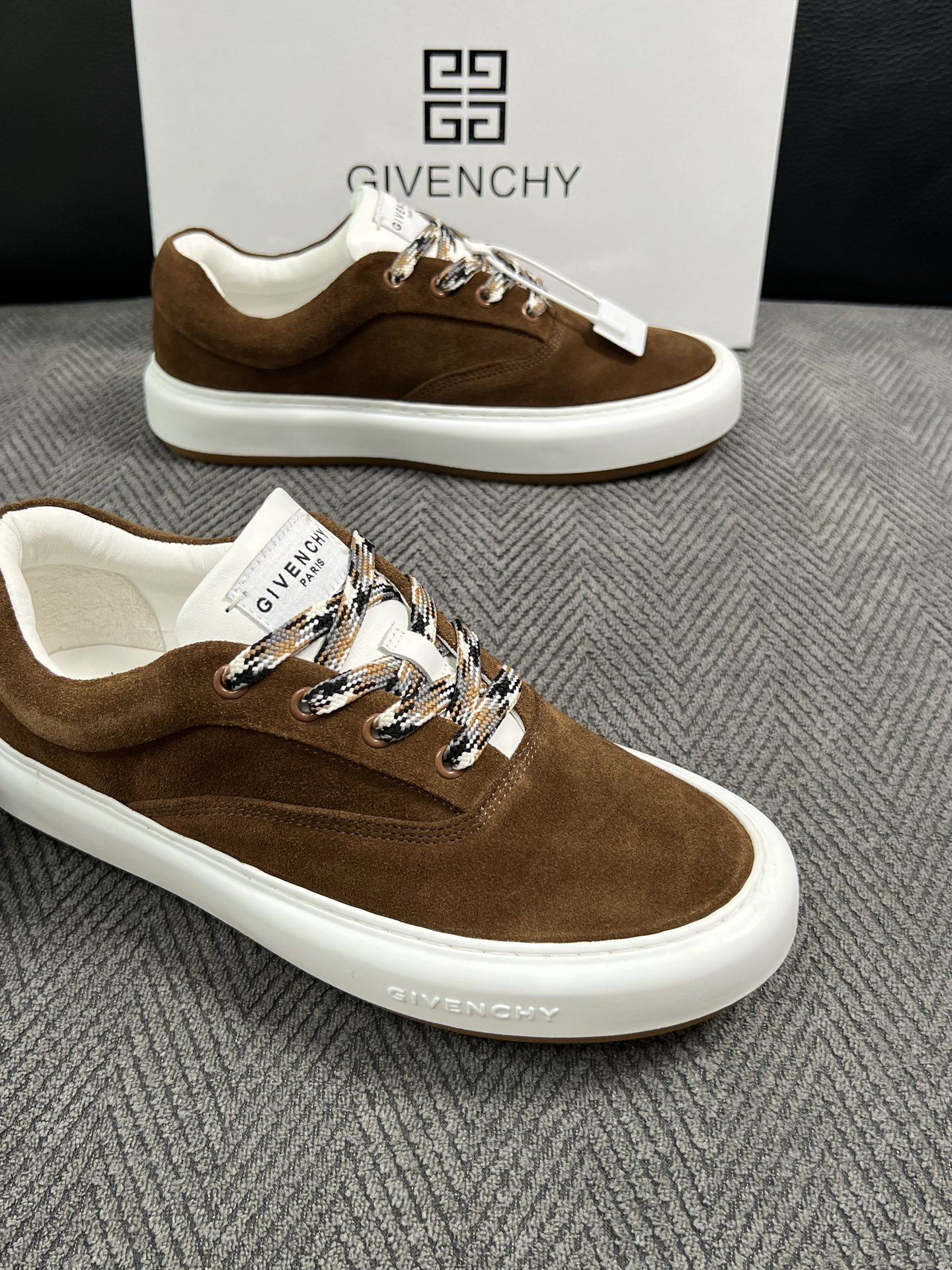 Givenchy 高品质  顶级工艺品  纪梵希  专柜同步原厂配置，意大利进口牛皮搭配面料，全鞋配件私模打造，柔软舒适