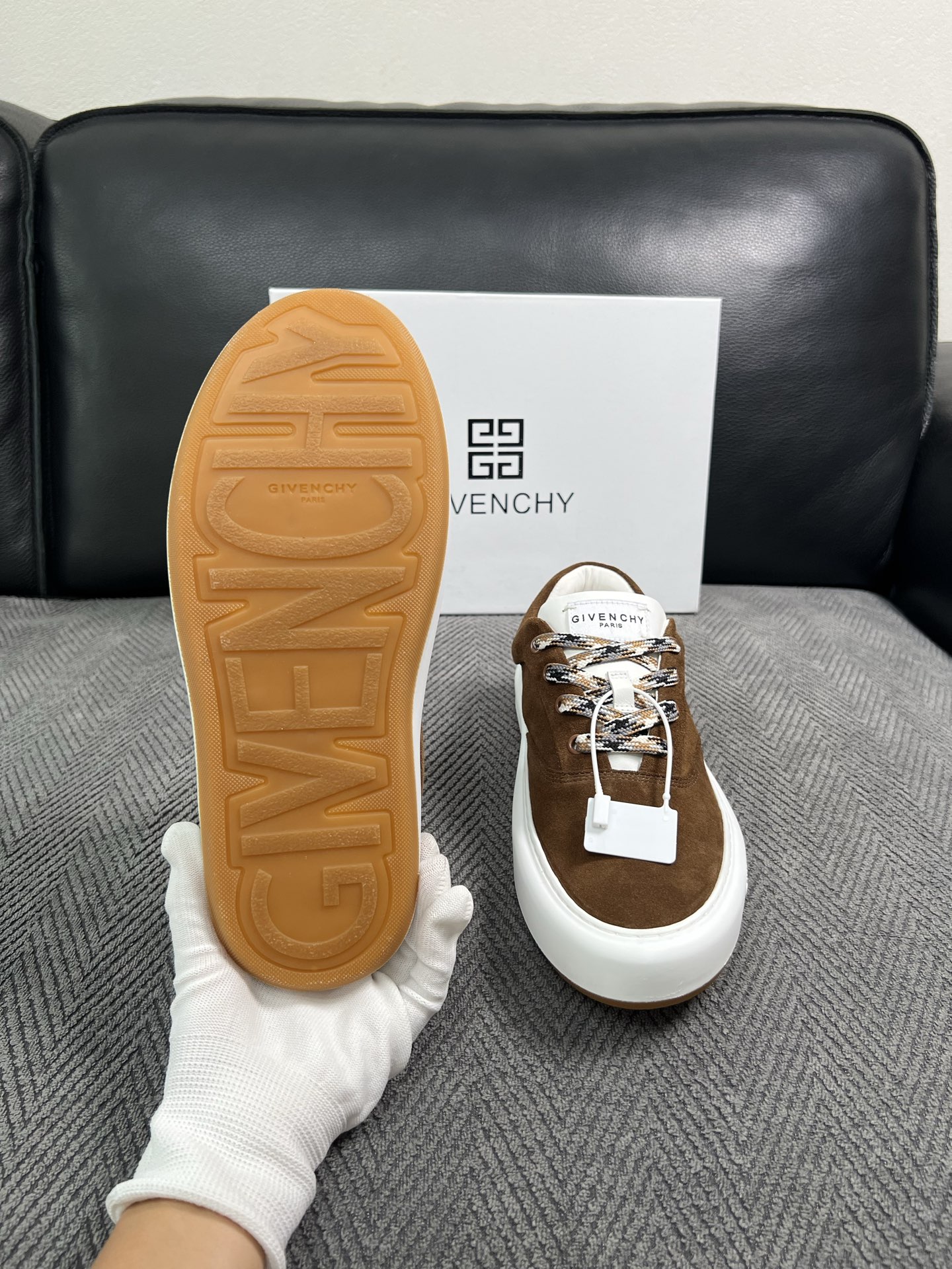 Givenchy 高品质  顶级工艺品  纪梵希  专柜同步原厂配置，意大利进口牛皮搭配面料，全鞋配件私模打造，柔软舒适