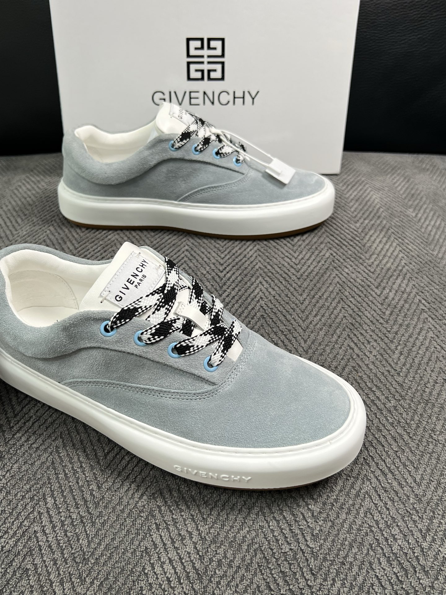 Givenchy 高品质  顶级工艺品  纪梵希  专柜同步原厂配置，意大利进口牛皮搭配面料，全鞋配件私模打造，柔软舒适