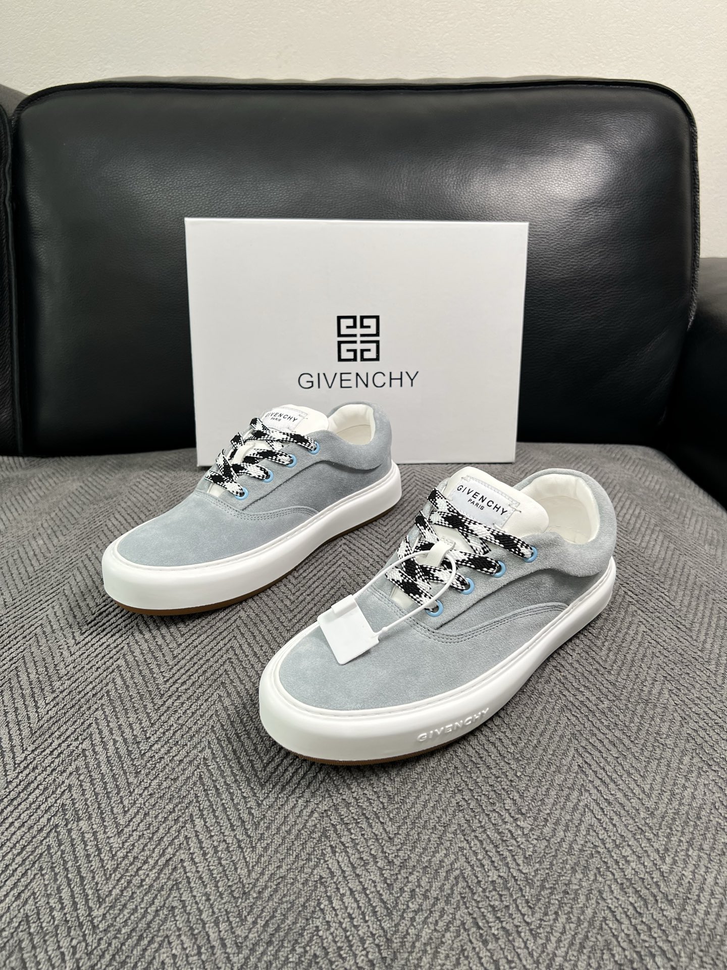 Givenchy 高品质  顶级工艺品  纪梵希  专柜同步原厂配置，意大利进口牛皮搭配面料，全鞋配件私模打造，柔软舒适