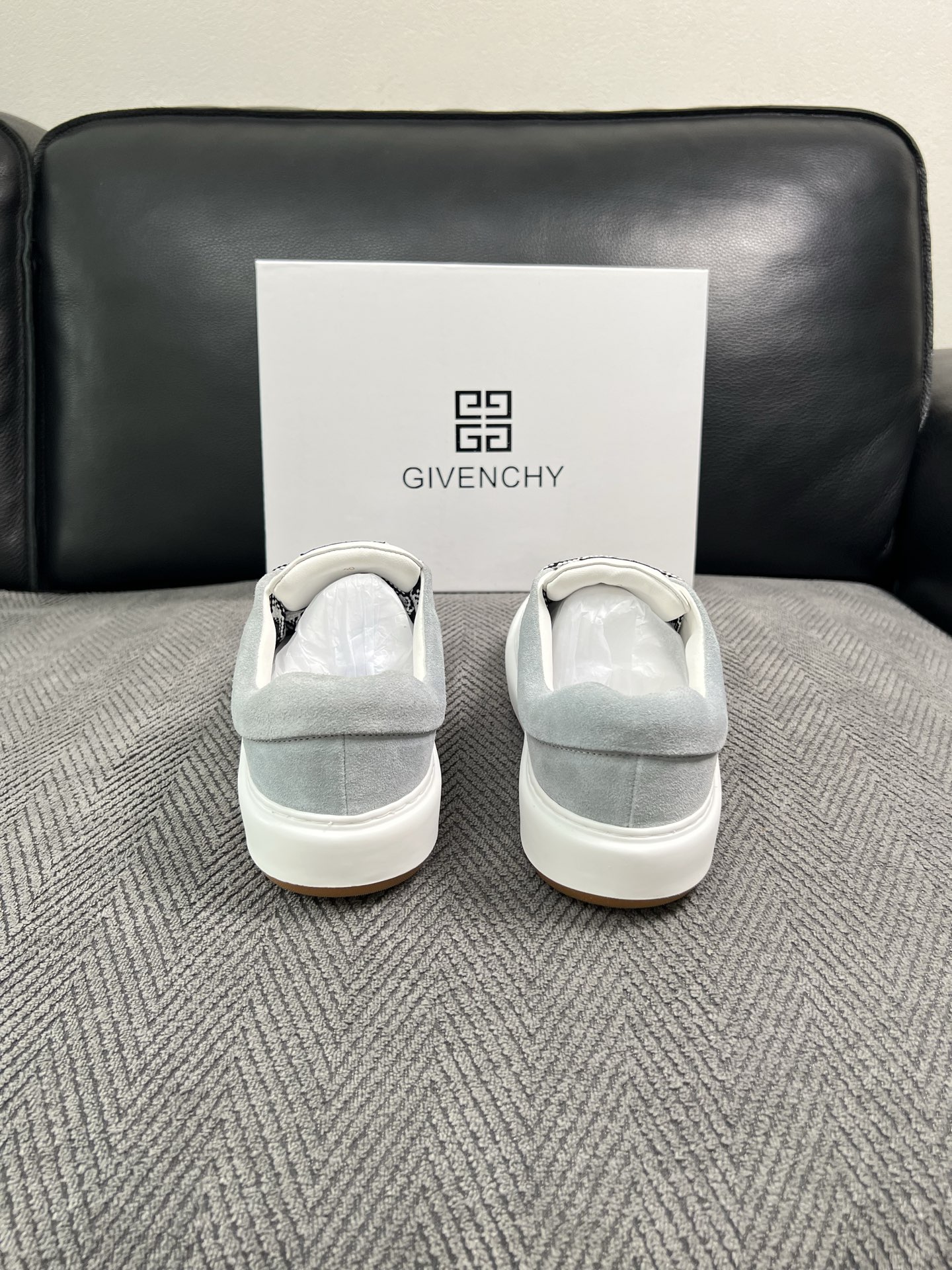Givenchy 高品质  顶级工艺品  纪梵希  专柜同步原厂配置，意大利进口牛皮搭配面料，全鞋配件私模打造，柔软舒适