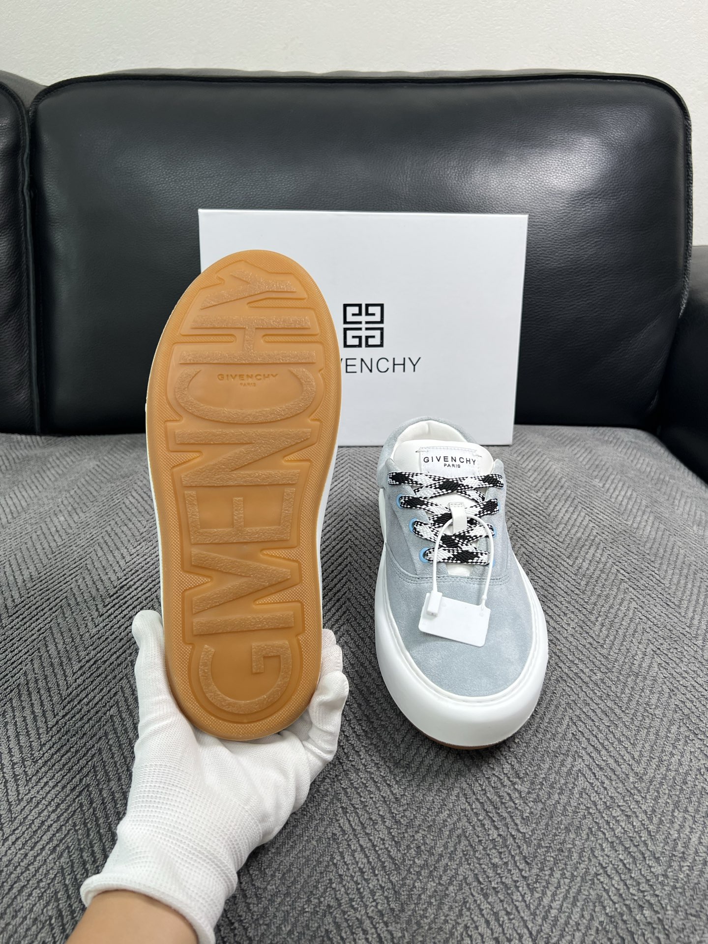 Givenchy 高品质  顶级工艺品  纪梵希  专柜同步原厂配置，意大利进口牛皮搭配面料，全鞋配件私模打造，柔软舒适
